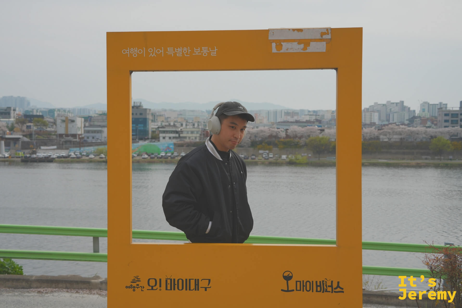 Jeremy 在「Oh My Daegu / 오 마이 비너스」橘色相框內拍照,背後是琴湖江與市區