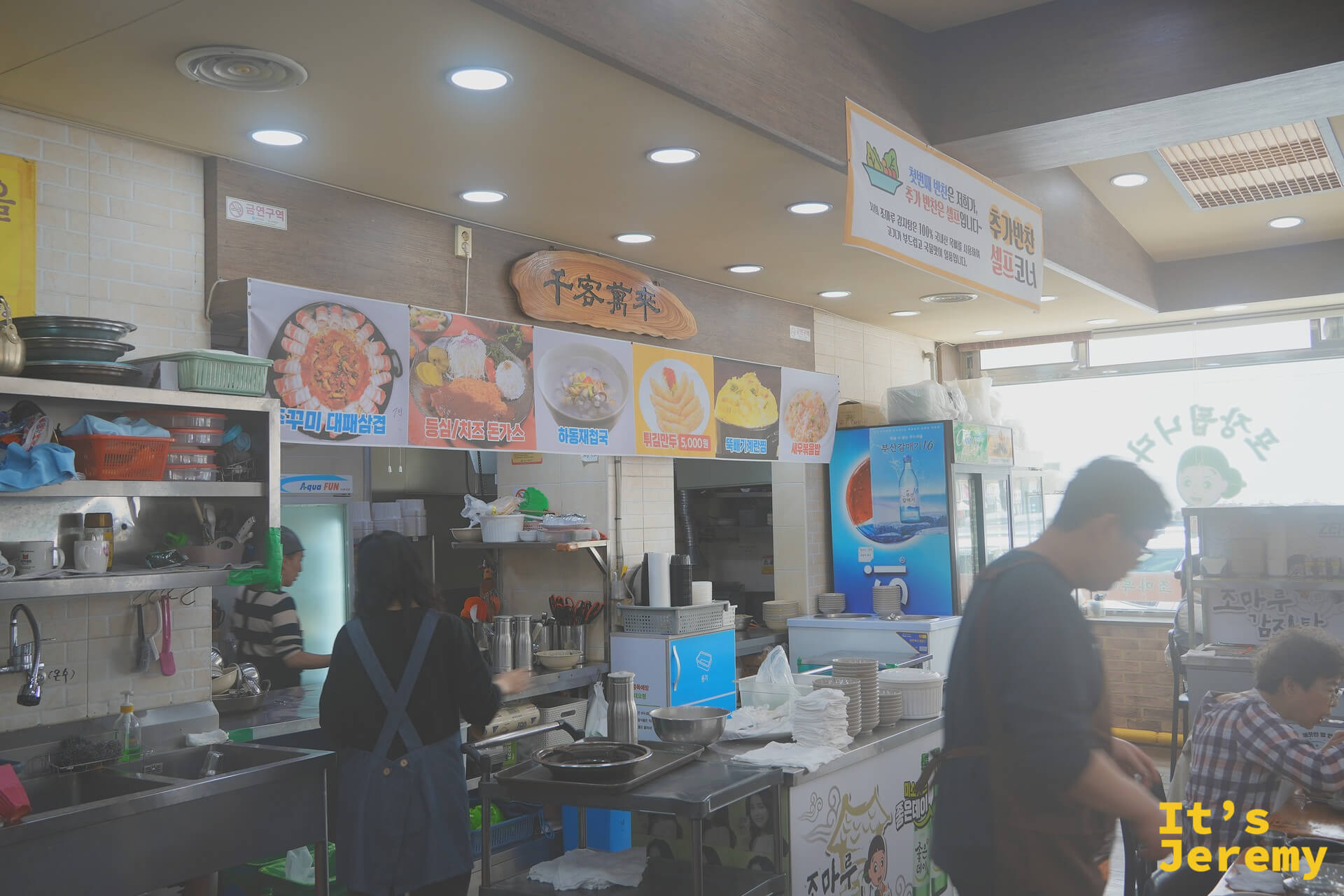 店內廚房一隅，菜單看板一覽，生意正旺