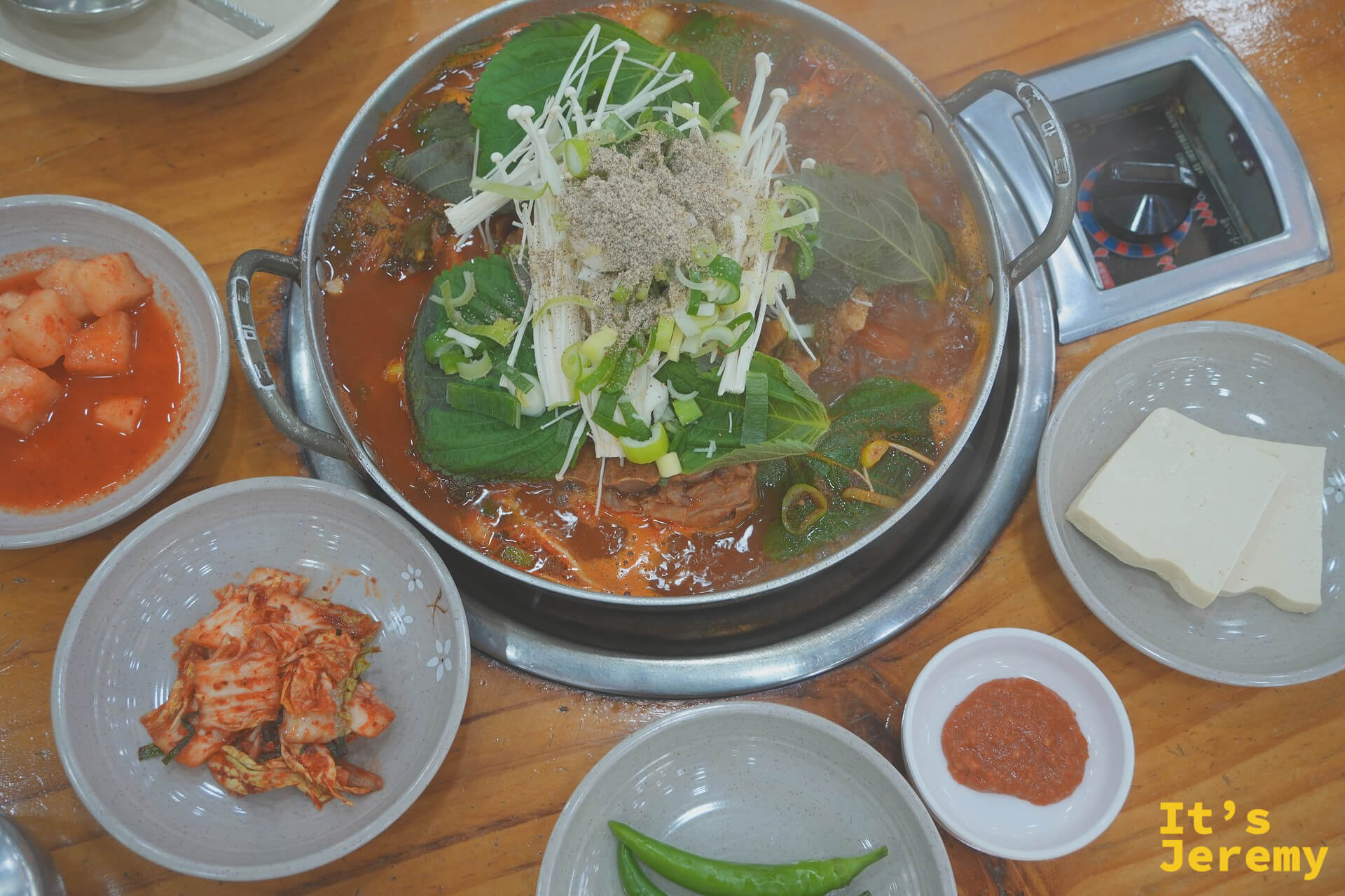 全桌俯視：감자탕銀鍋搭配豐富小菜，泡菜、豆腐、青椒全都到位