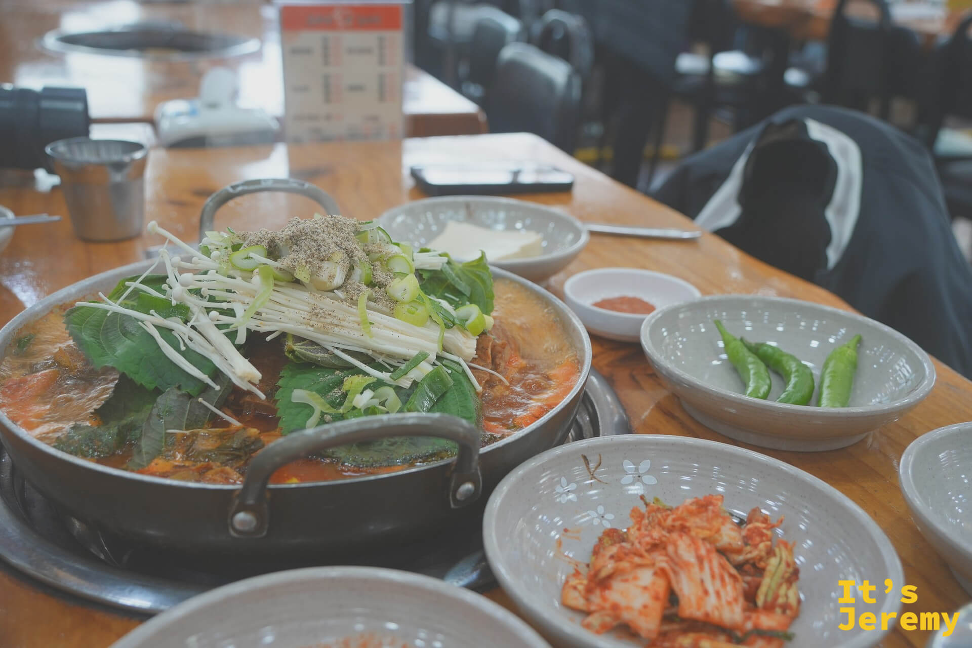 감자탕鍋配上小菜的側拍角度，整桌食材一覽