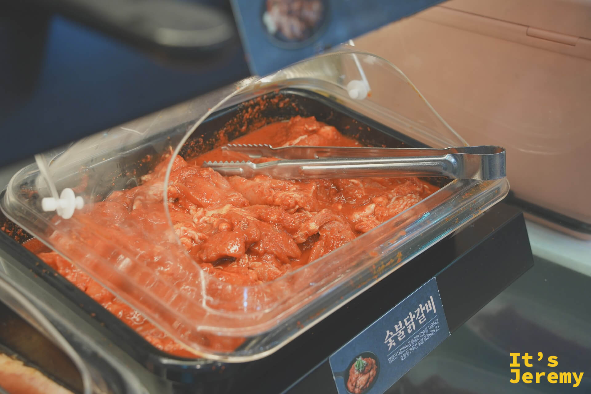 自助台上的숯불닭갈비,辣醬醃製的雞肋排紅艷誘人