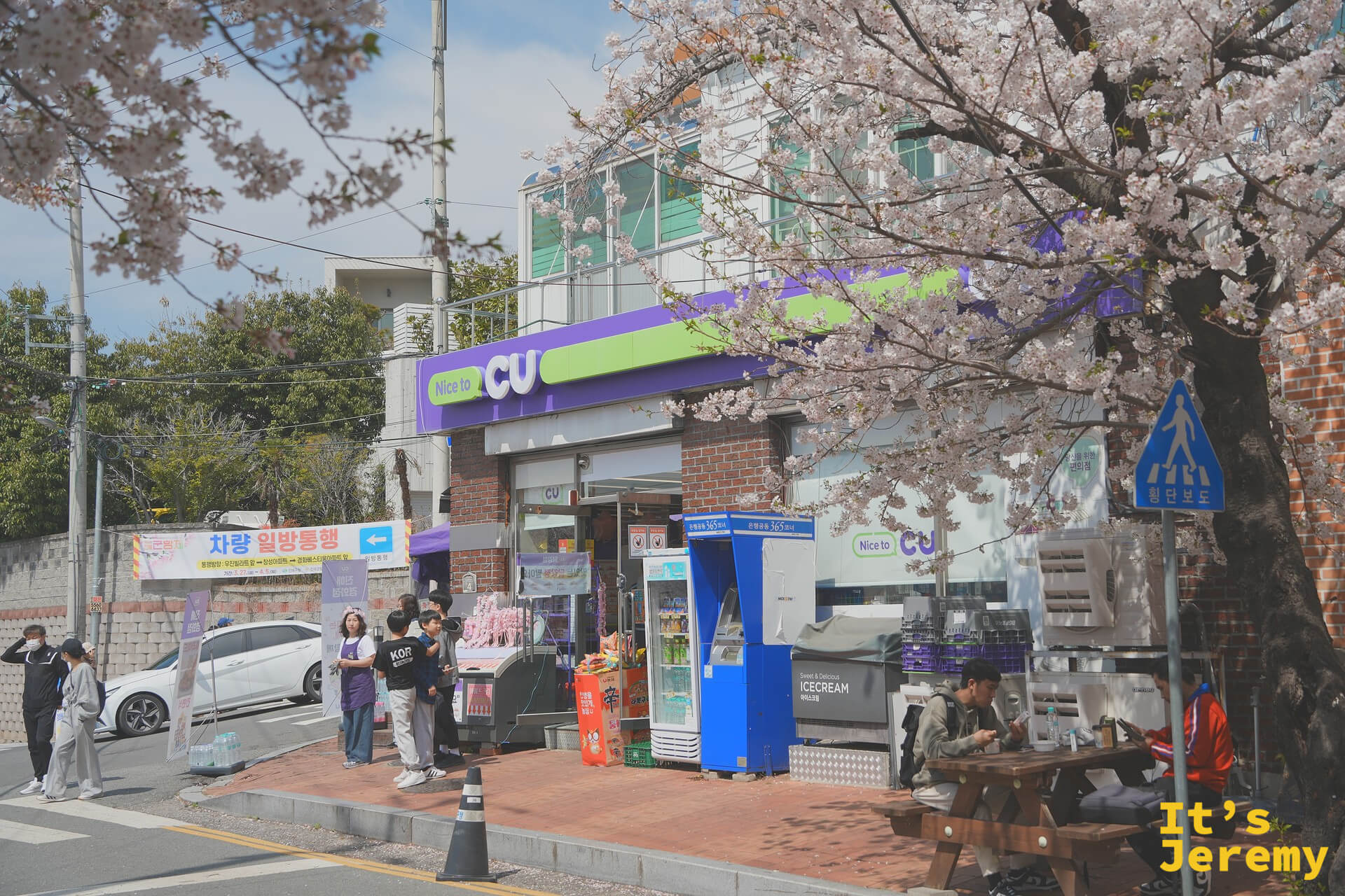 CU 便利商店剛好藏在一棵老櫻樹旁,隨手一拍就是韓國春天的日常感