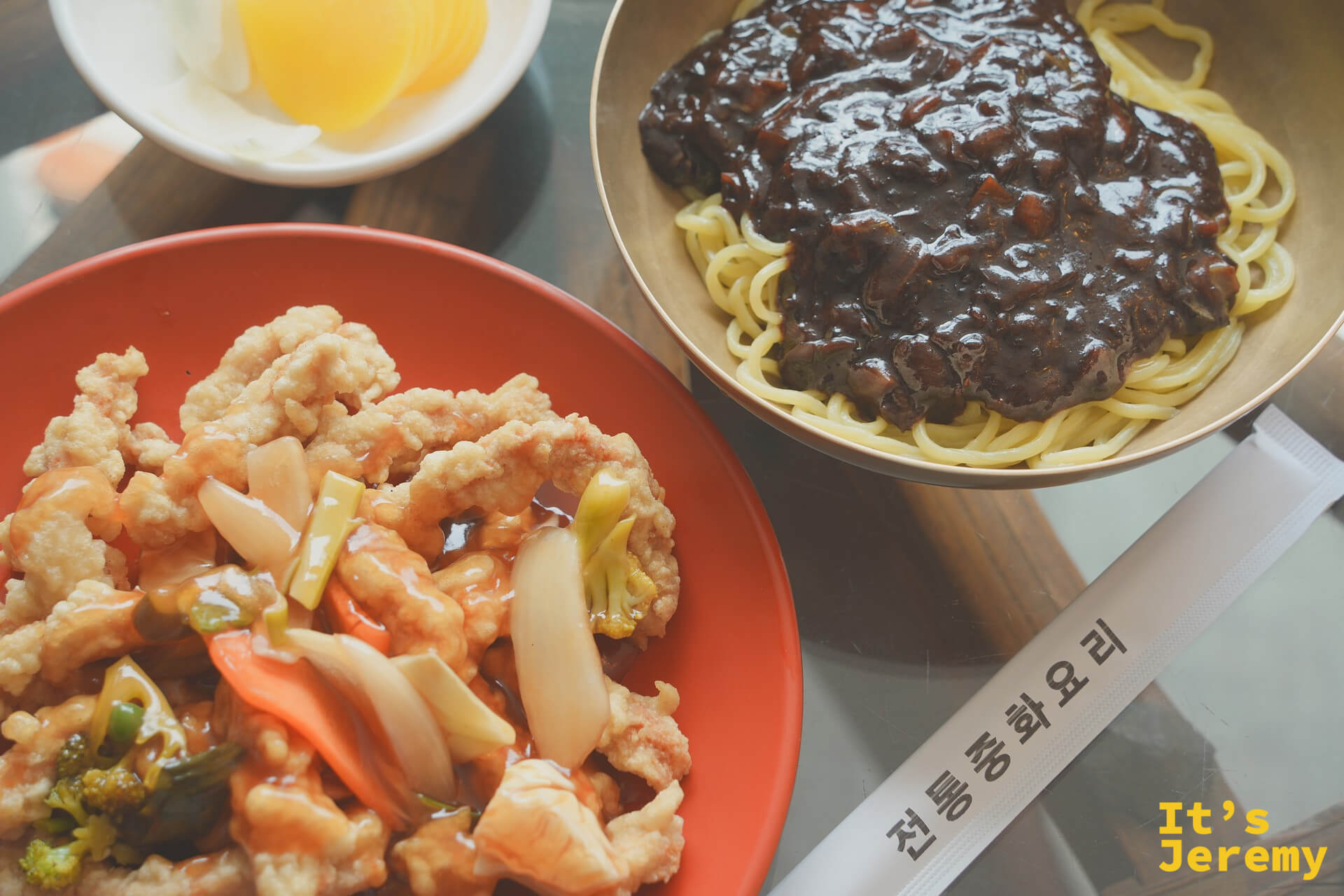 炸醬麵與糖醋肉一同上桌，傳統中華料理包裝印有「전통중화요리」，是老店的驕傲印記