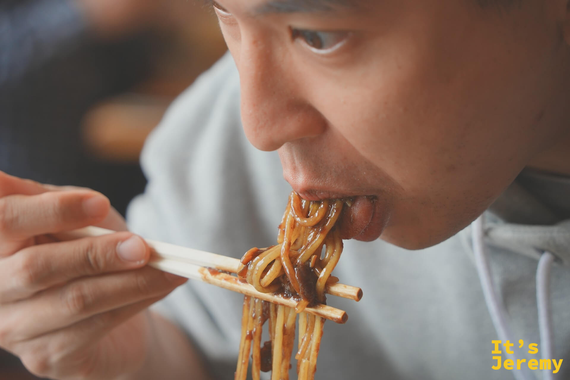 Jeremy 大口吃著炸醬麵，滿足感寫在臉上