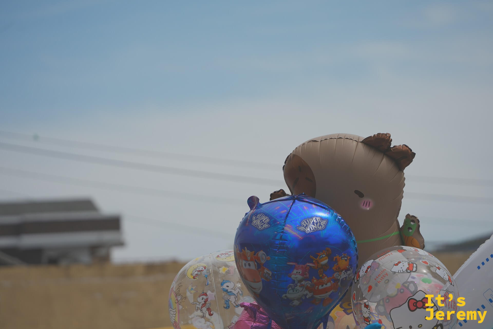 氣球攤的超級翅膀、Hello Kitty 等造型氣球高高飄在攤前,帶小孩來的父母大概很難全身而退