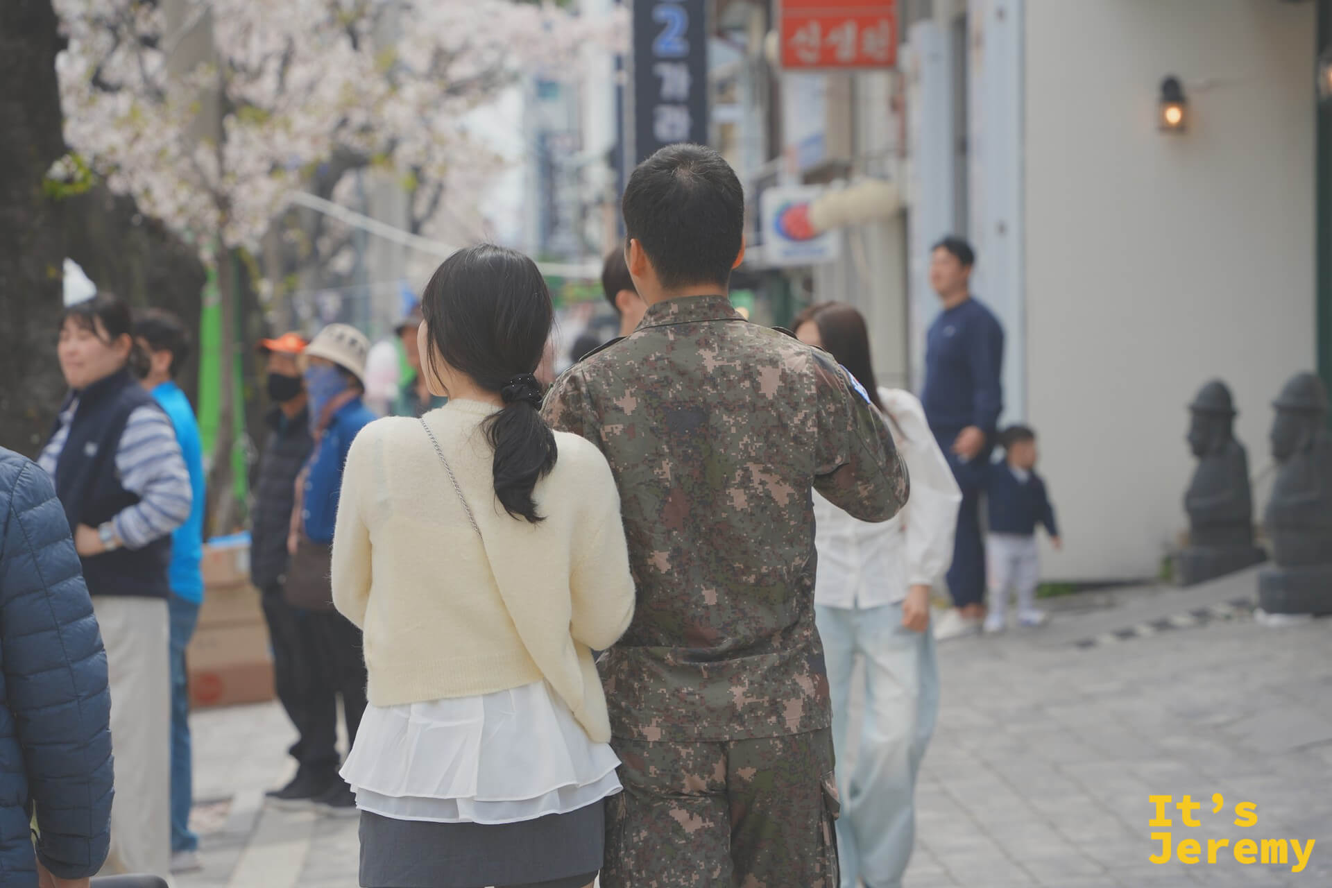 花道旁相互依偎的阿兵哥，花季是屬於鎮海所有人的節日
