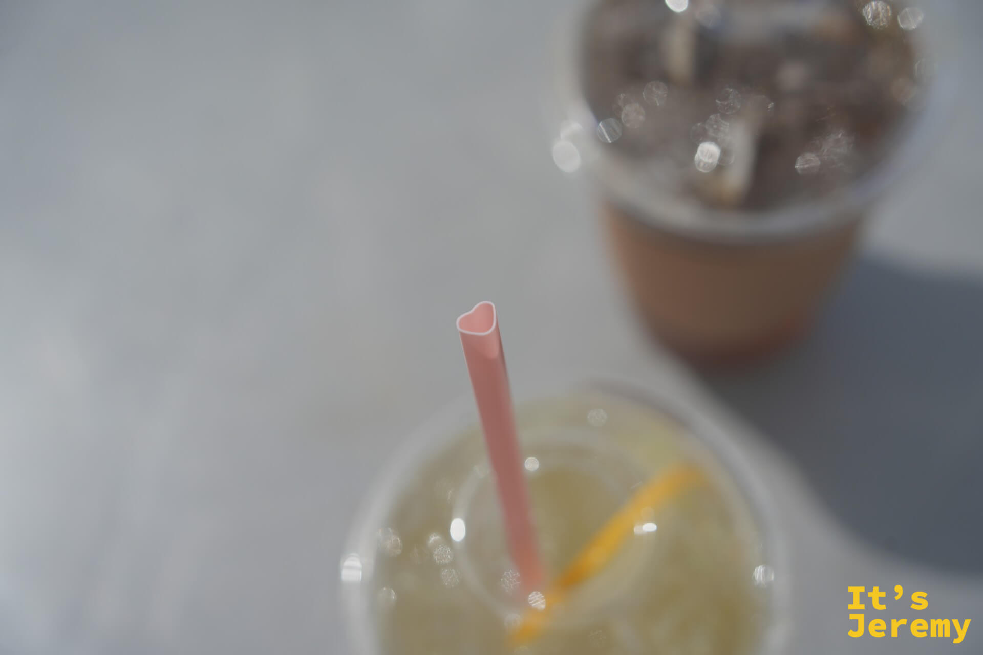 冰美式與外帶杯，就放在花道旁的欄杆上——這種日常感才是余佐川最好的配件