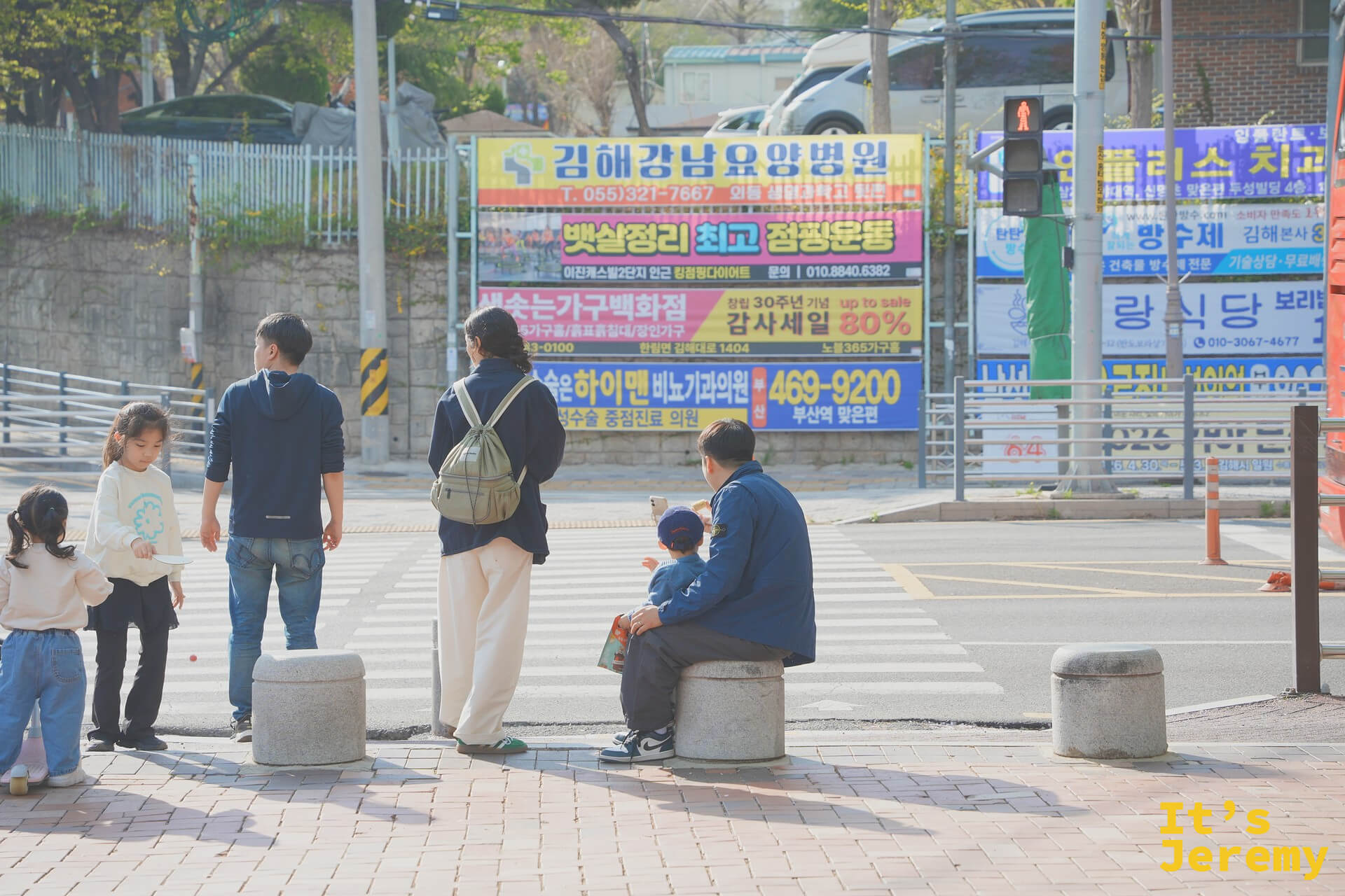 公園周邊街道，步行前往途中已能感受到節慶氣息，韓文招牌與往來人群構成生動的日常場景