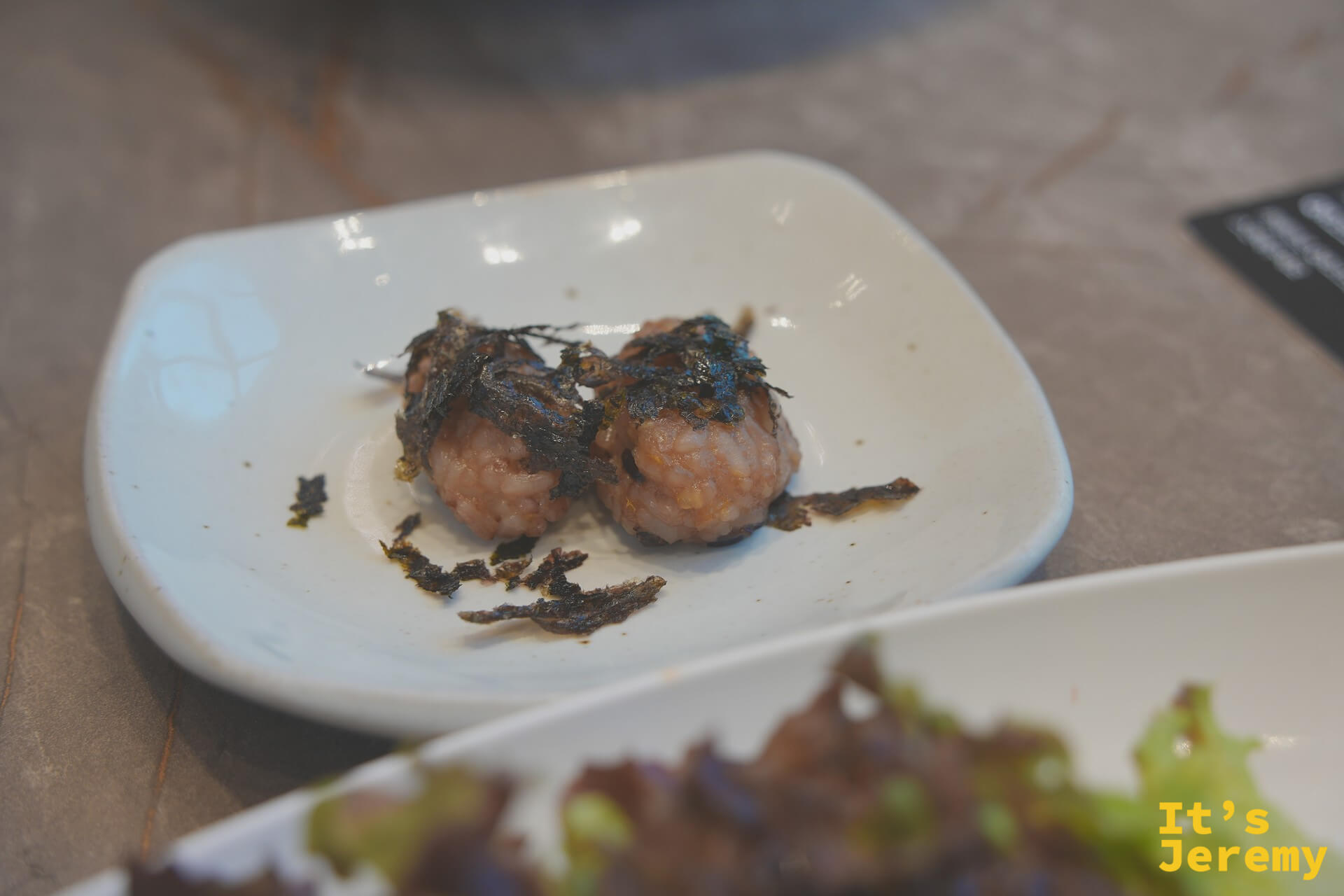 小菜之一:肉丸搭配炸紫菜,質樸但細節用心