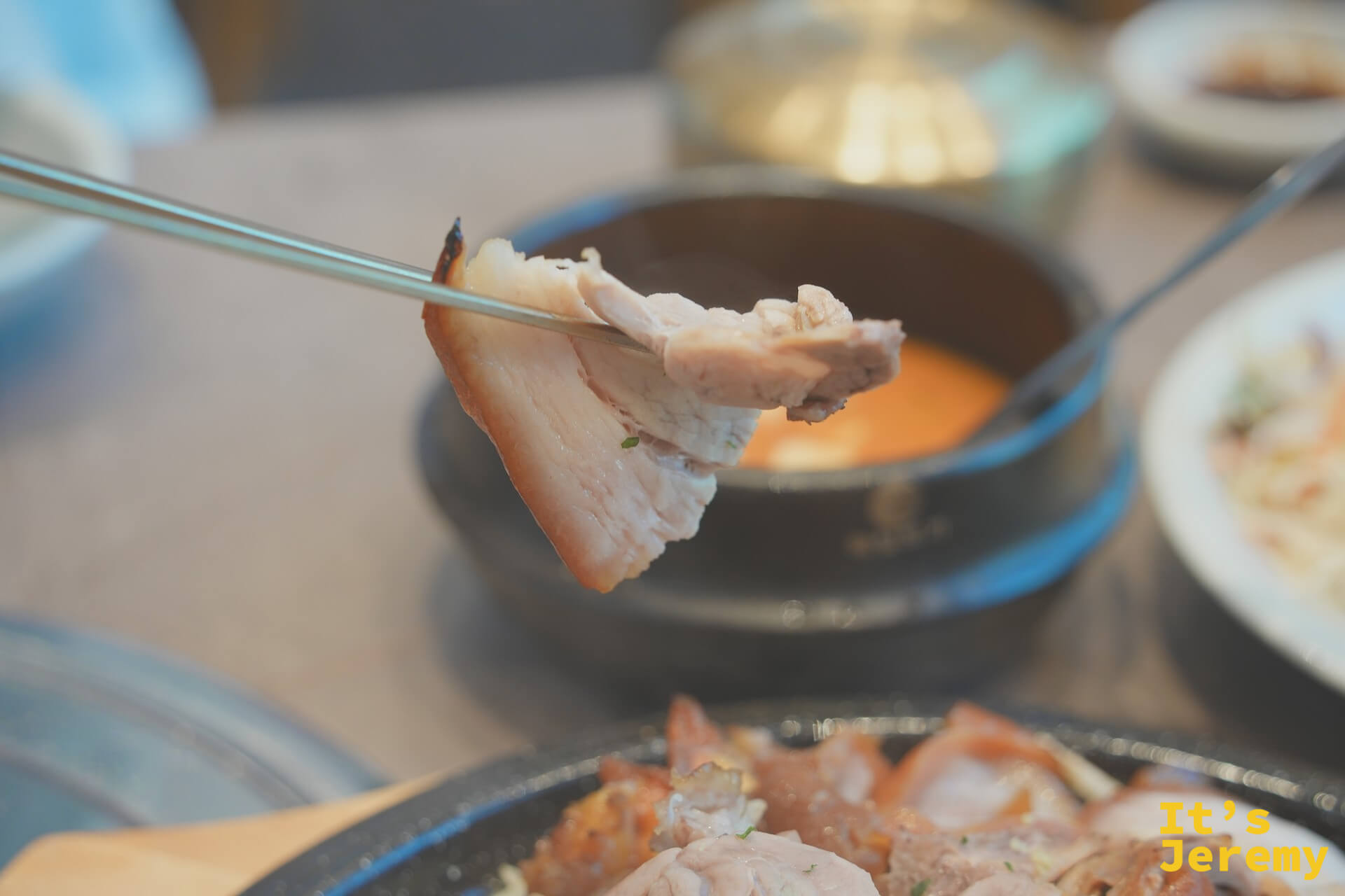 用筷子夾起一片族發,皮與肉的層次清晰可見