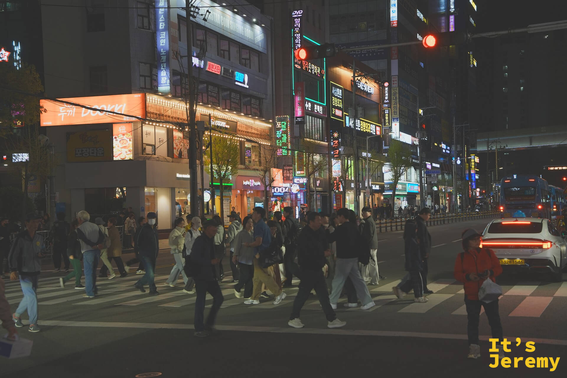 飯店附近的夜街，便利商店與韓文招牌的燈光把整條路染成暖橘色，是最平常也最好的韓國夜晚