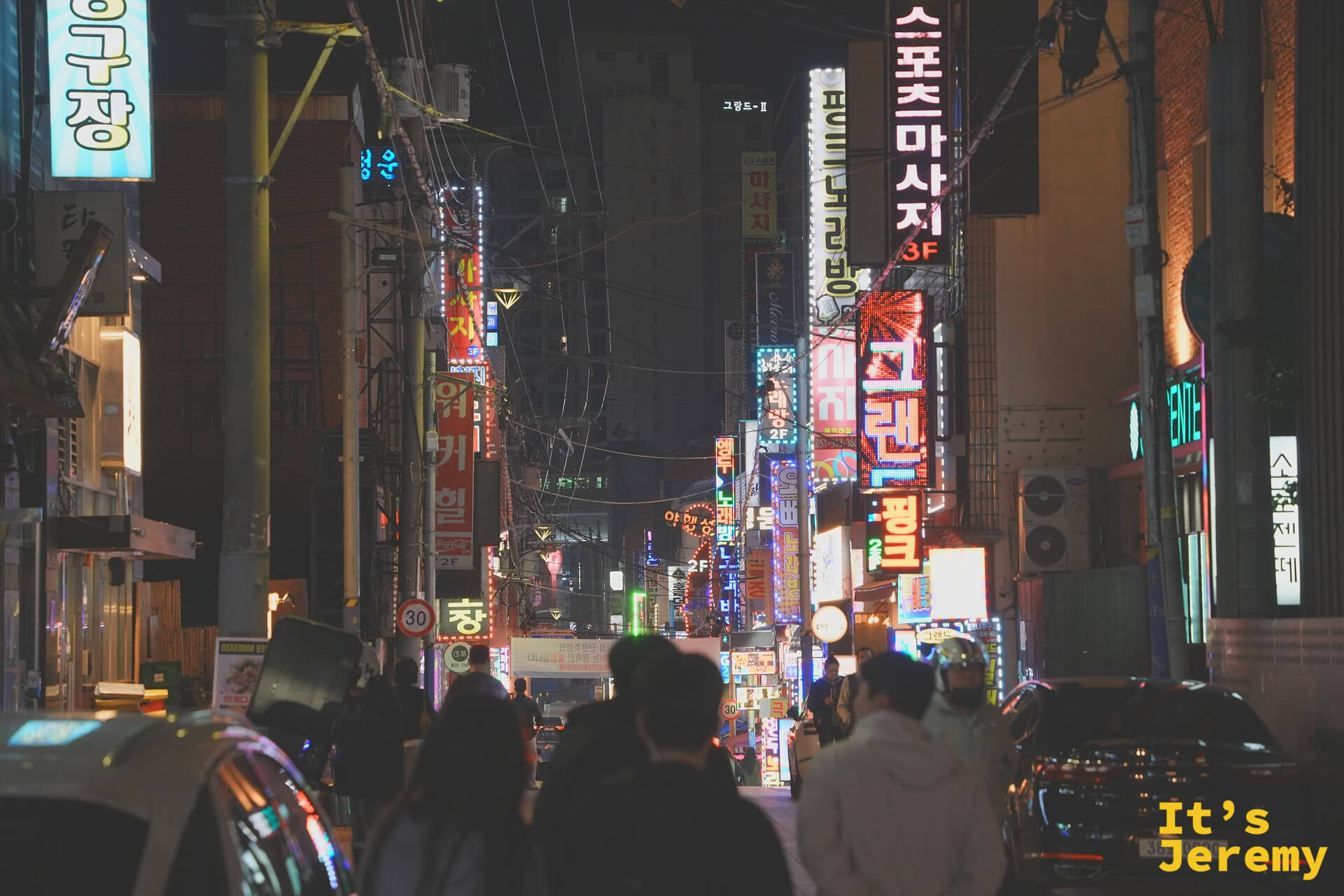 夜晚街角的小店與行人，輕鬆的節奏讓一整天的花季喧囂慢慢沉澱