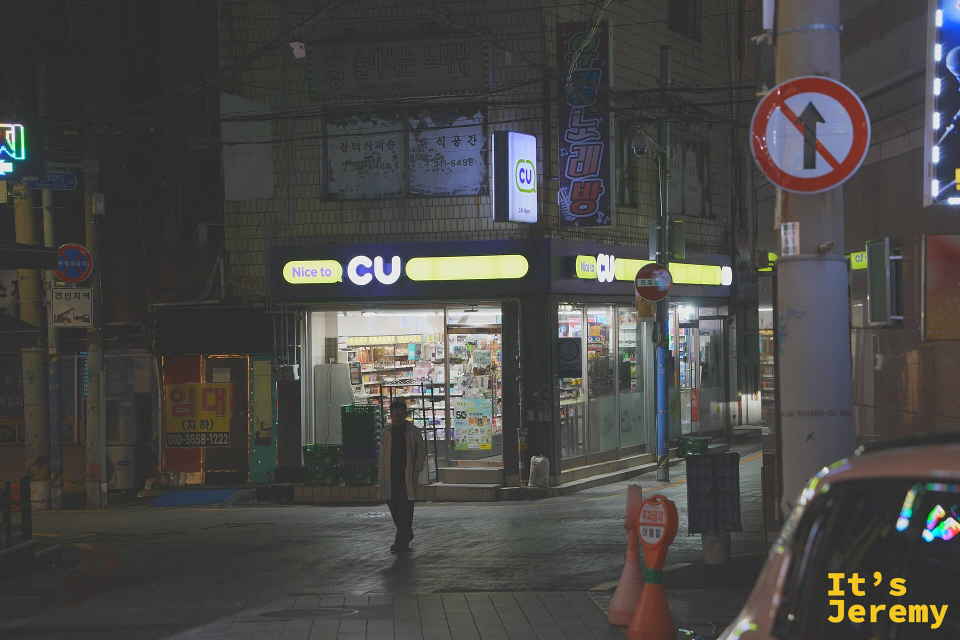入夜的街道燈火，韓國夜晚最日常的樣子，反而成了旅行最後一個記憶點