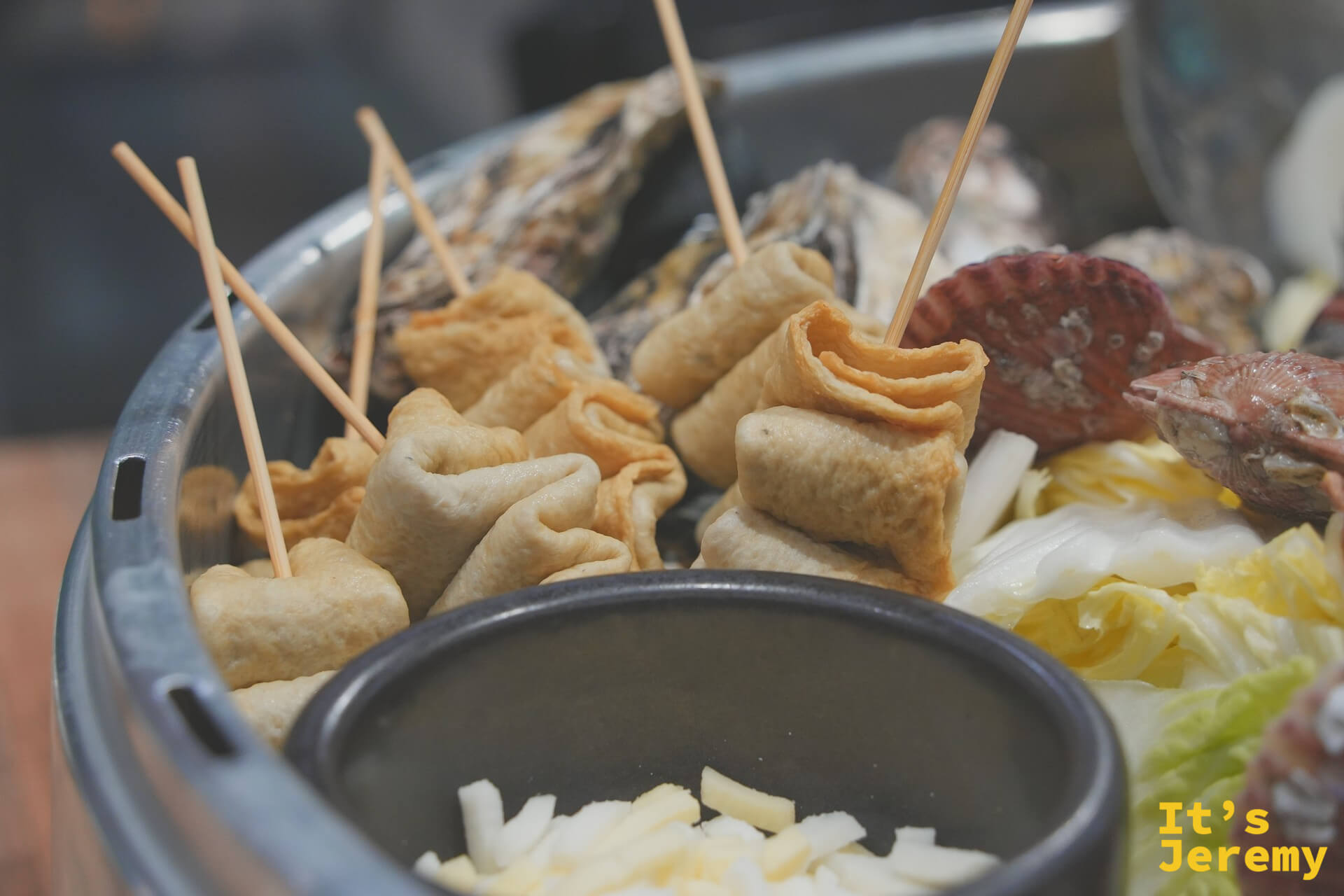 魚板串緊捲在竹籤上、金黃酥脆的特寫