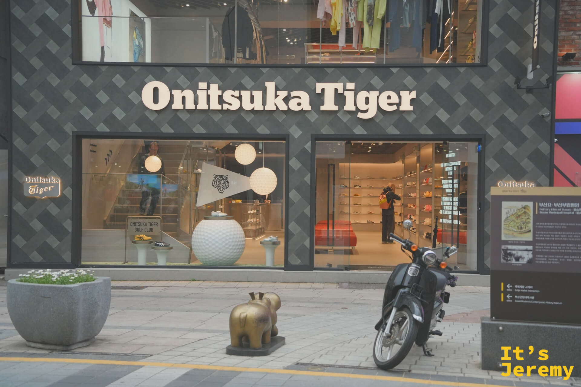 Onitsuka Tiger 在光復路上的門市,入口低調但內部空間很好逛