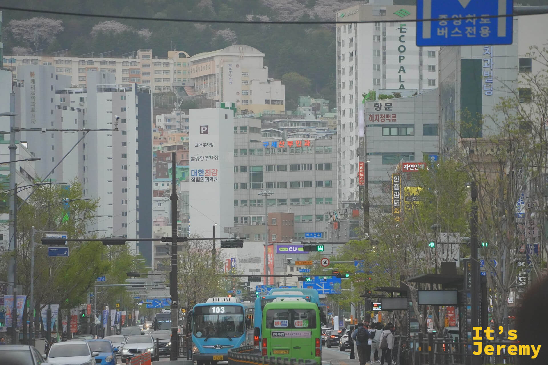 釜山市區的街道風景,山坡上的房屋順著地形疊上去