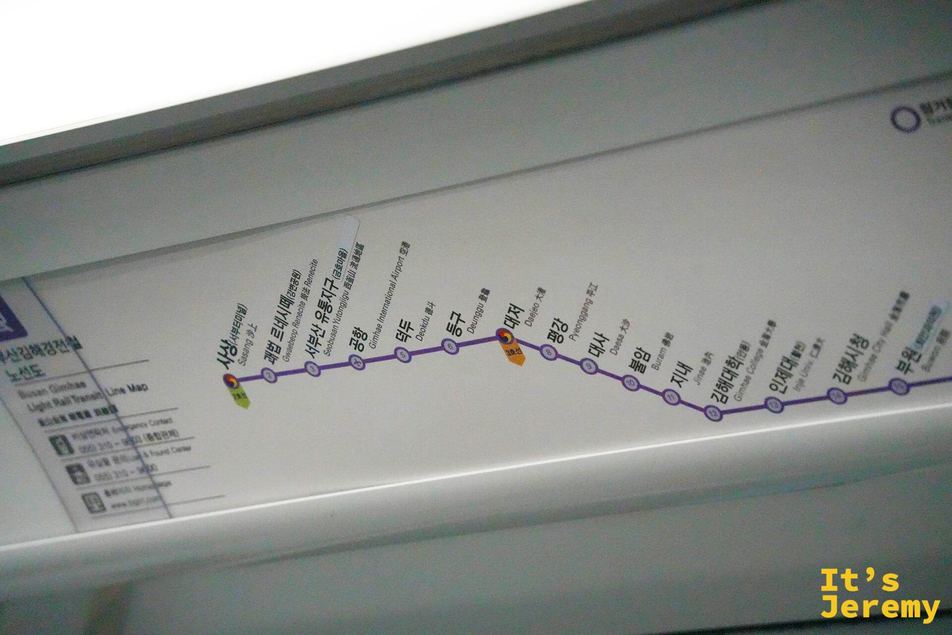 搭上釜山金海輕軌(Busan-Gimhae LRT),車廂內的路線圖清楚標示各站名稱,從機場一路轉乘到市區的方向一目瞭然