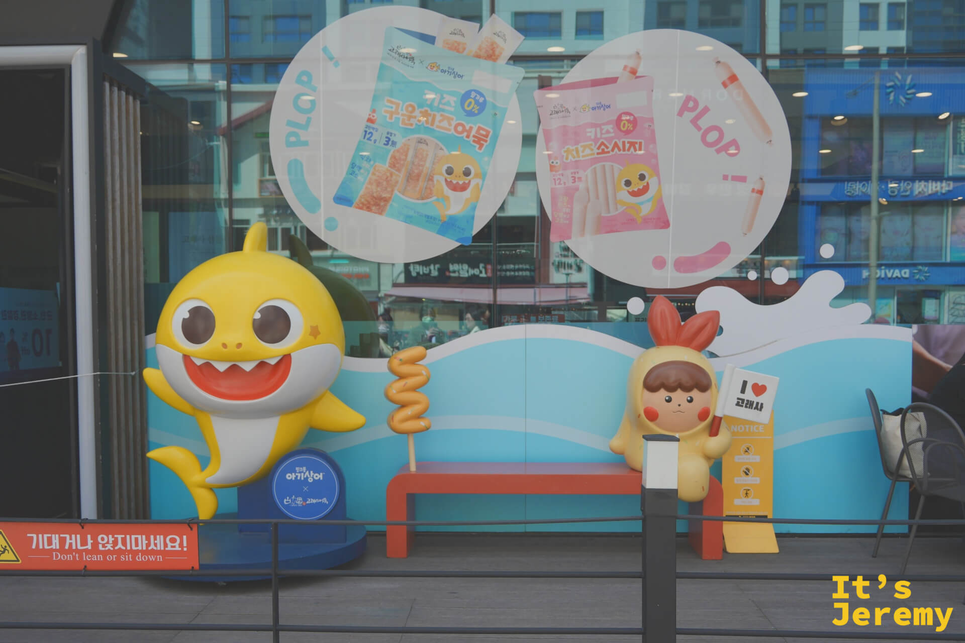 Baby Shark 吉祥物公仔與起司魚板聯名商品的展示區