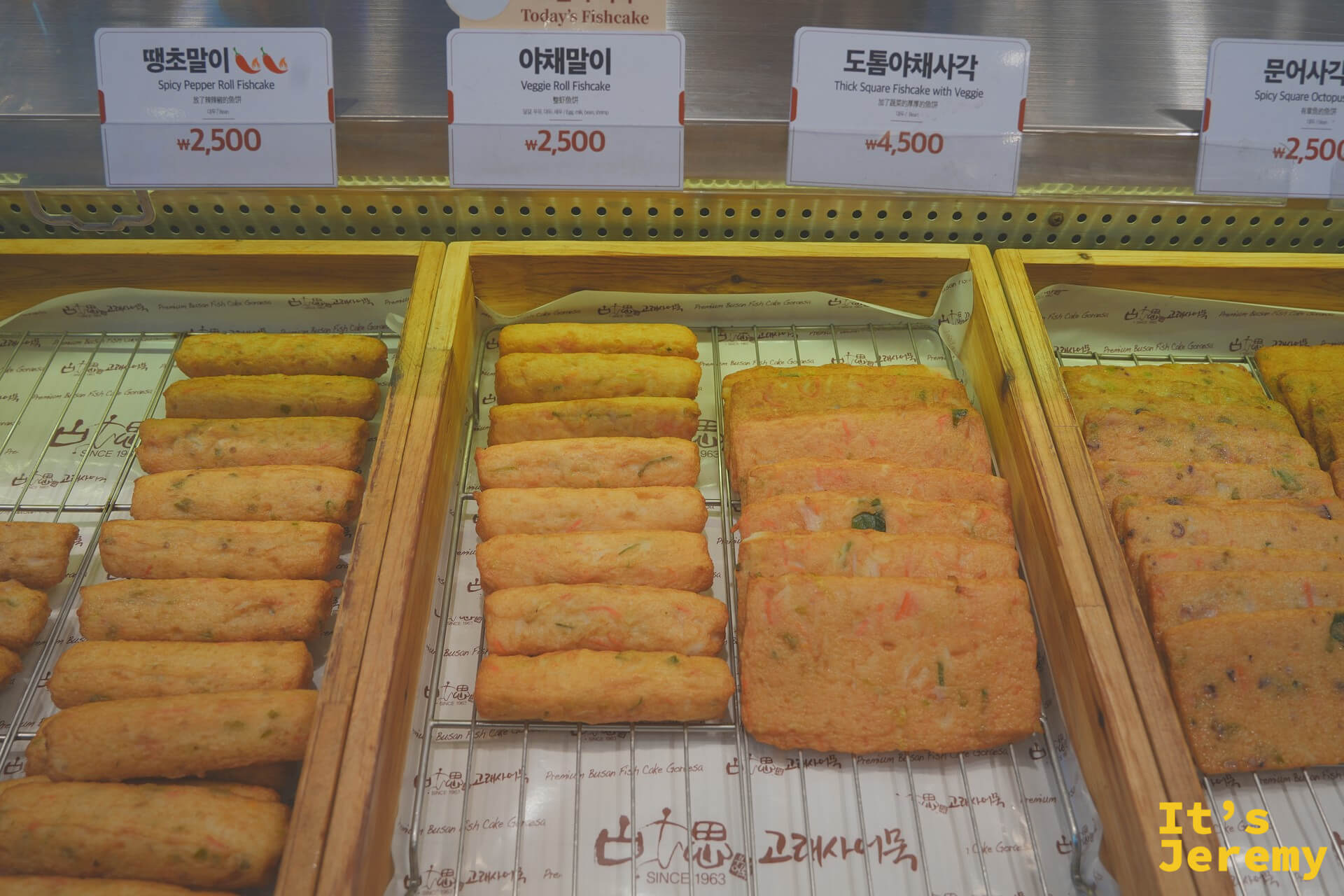 各式魚板整齊排列的陳列台：땡초말이、야채말이、도톰야채사각等品項清晰標示