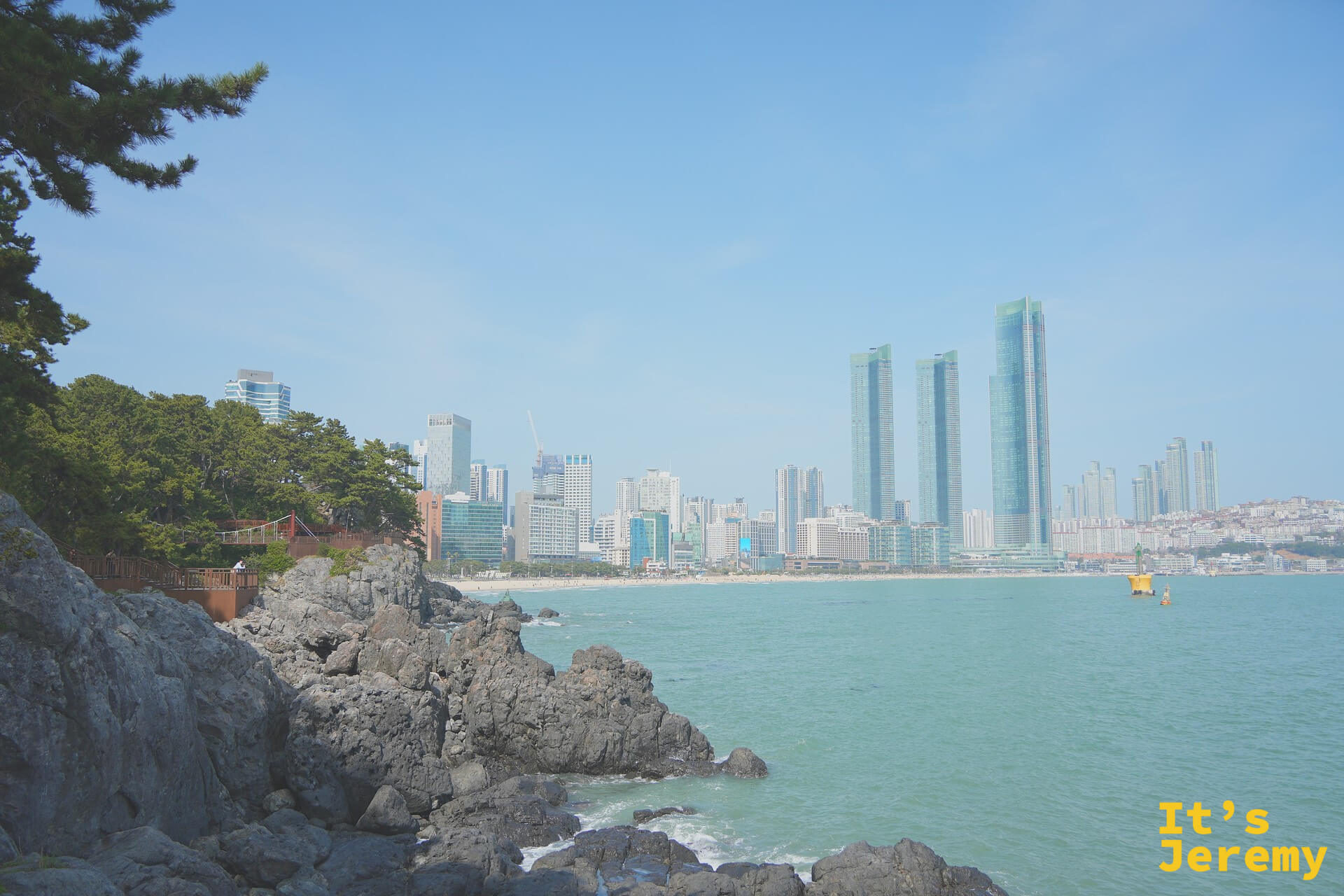 冬柏島岩石海岸遠眺海雲臺 Marine City 高樓天際線