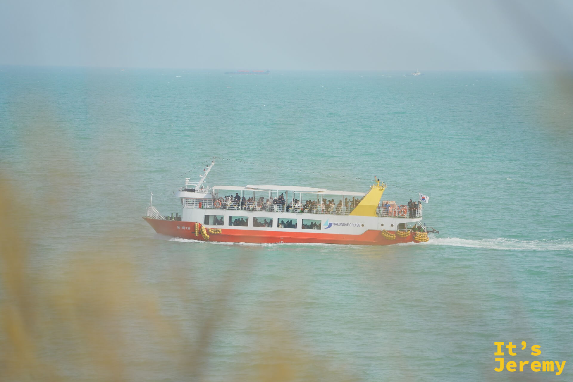 海雲臺觀光遊覽船從冬柏島外海駛過，韓國國旗飄揚在船尾