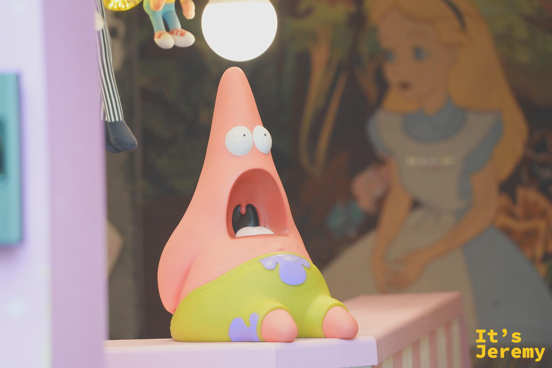派大星(Patrick Star)驚嚇臉的大型公仔配上後方愛麗絲夢遊仙境牆面彩繪,분홍이네的邏輯就是:所有你喜歡的角色全部擠進同一個粉色空間
