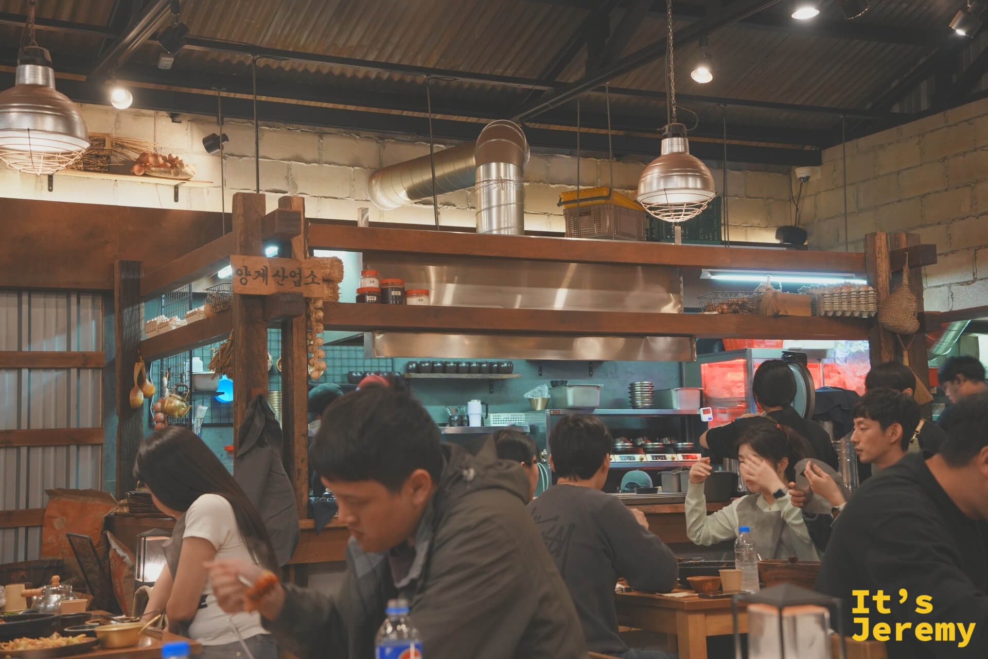 人聲鼎沸的用餐時段,돌닭室內座無虛席,每一桌都熱熱鬧鬧地圍著石板