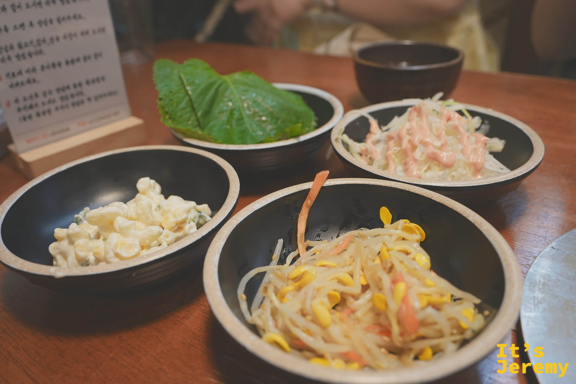 四碟免費小菜:豆芽玉米、通心粉沙拉、高麗菜沙拉、芝麻葉