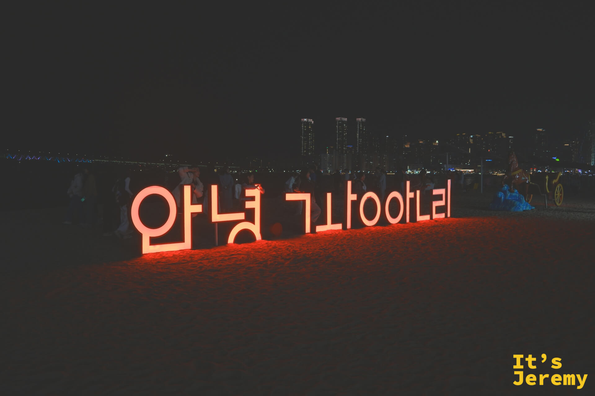 從沙灘另一側看霓虹裝置與釜山夜景