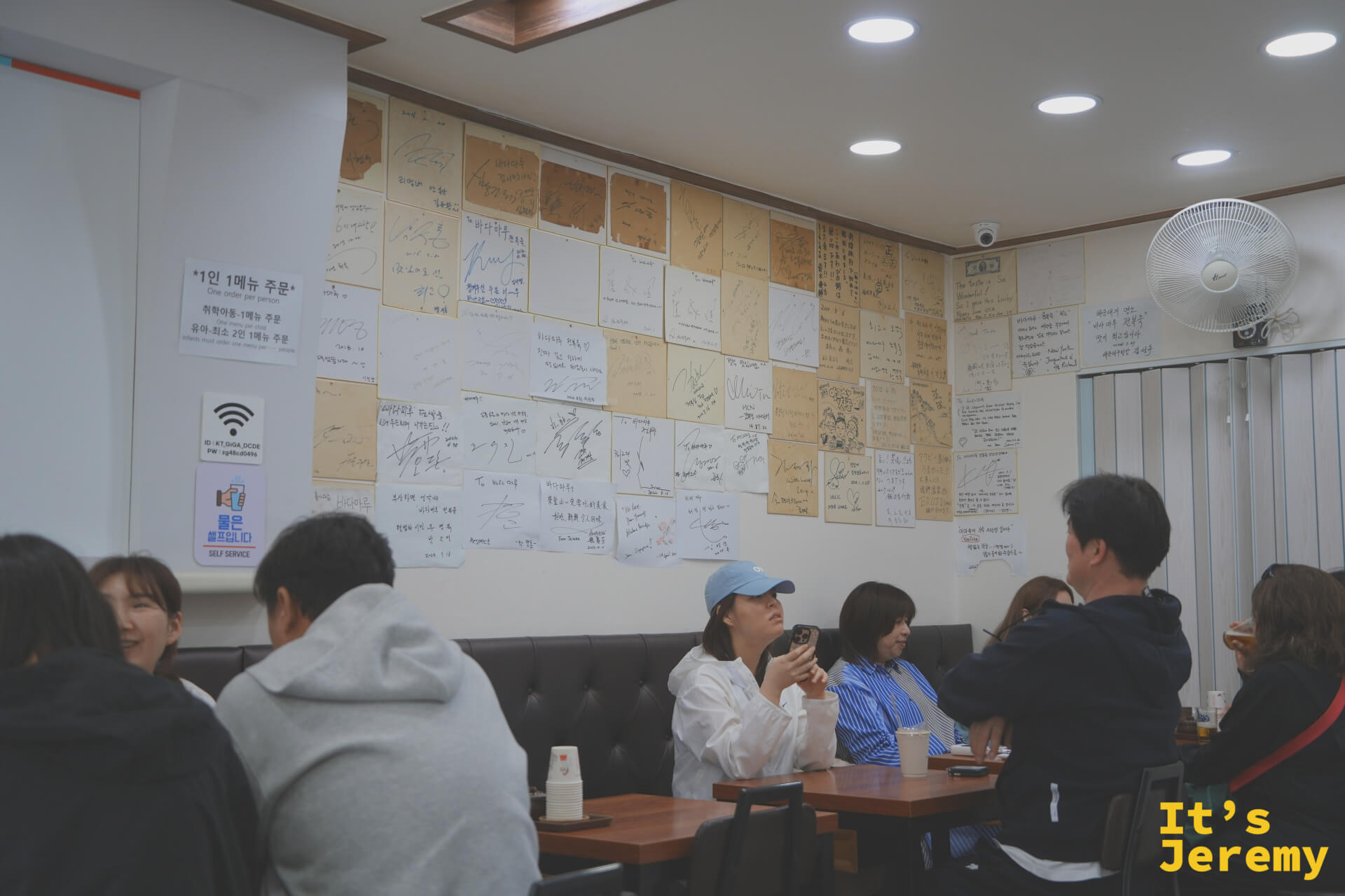 店內一整面牆貼滿各地旅人的手寫留言,從釜山在地客到台灣、新加坡來的遠道旅人都留下了字跡