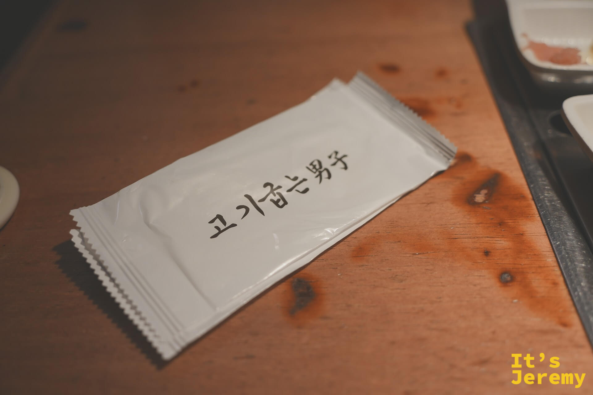 自家品牌專屬濕紙巾，細節透露出對品牌形象的重視