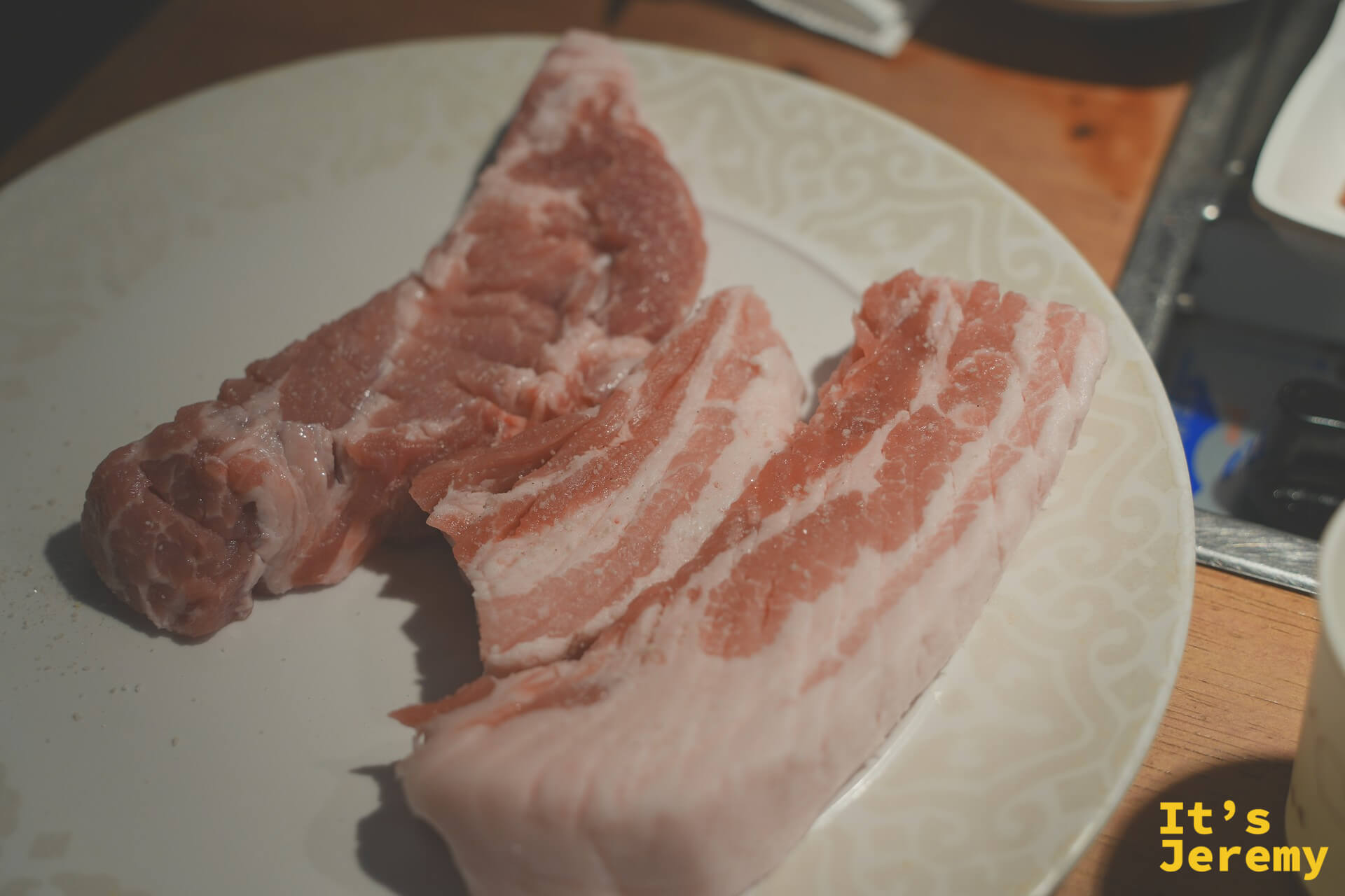 熟成生五花與特級梅花肉，粉嫩油花清晰可見，是整頓飯的主角