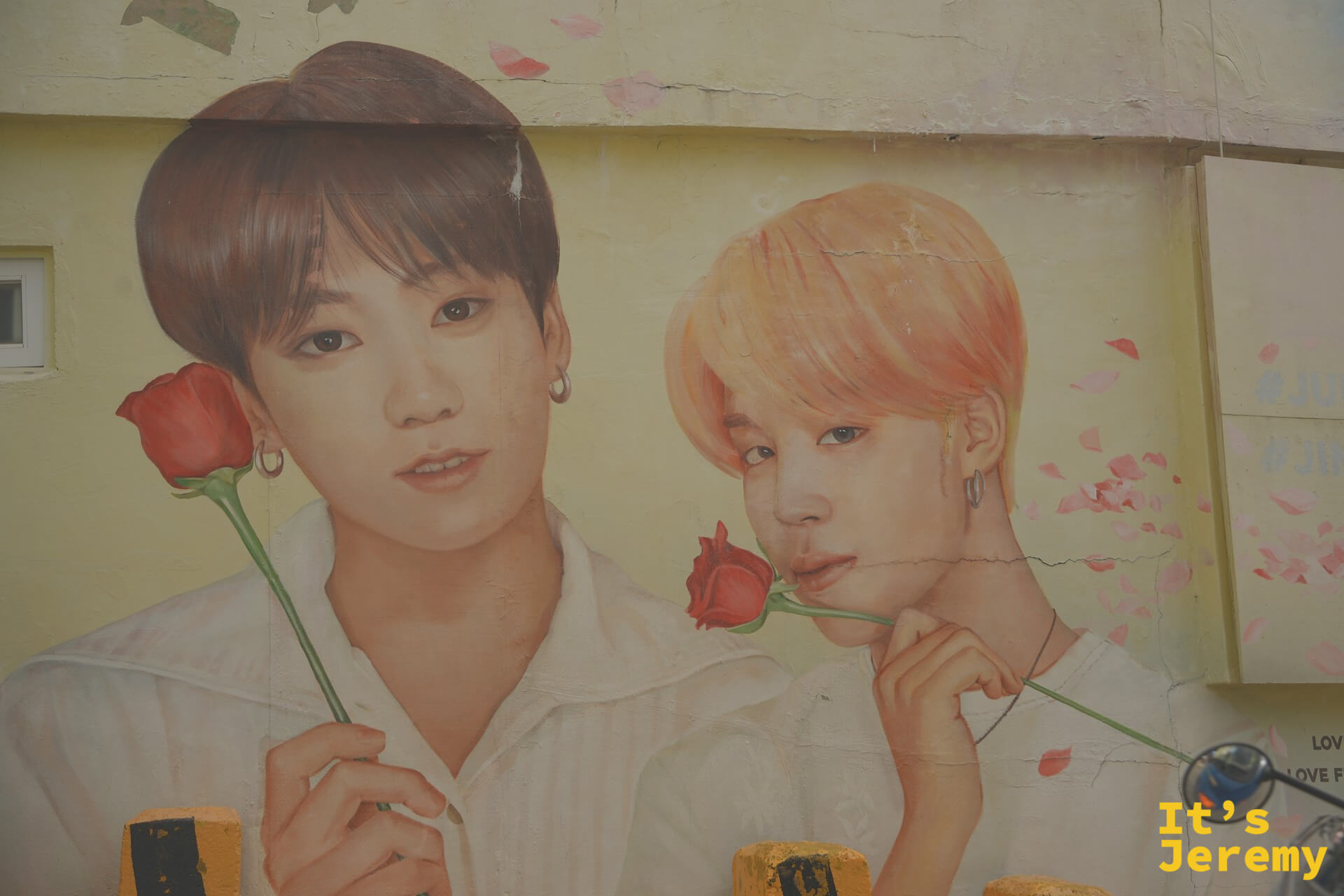 甘川洞巷弄壁畫，精緻描繪 BTS 兩位成員手持玫瑰