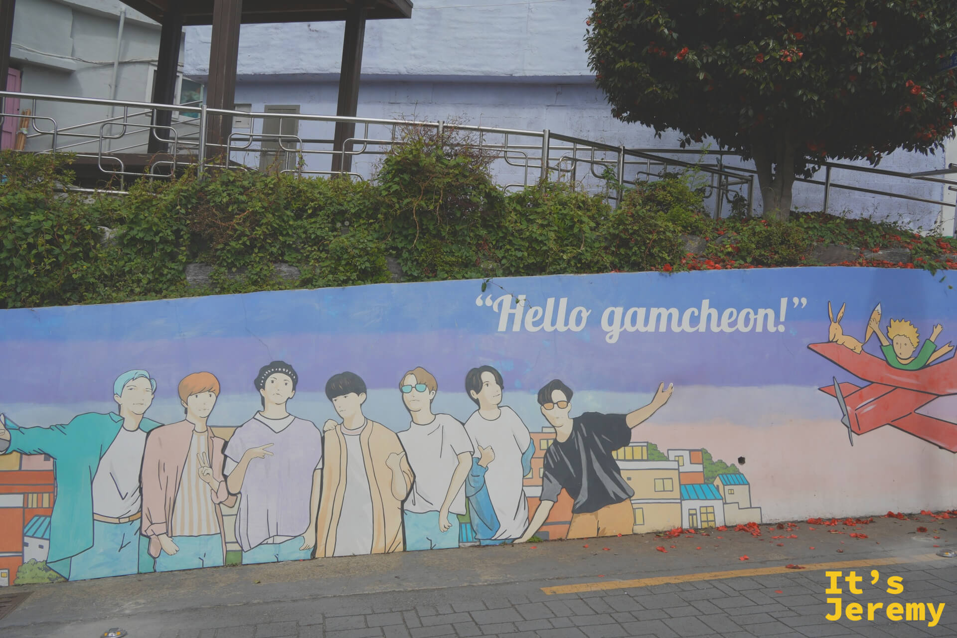 "Hello Gamcheon!" 壁畫，BTS 風格人物與小王子紙飛機同框