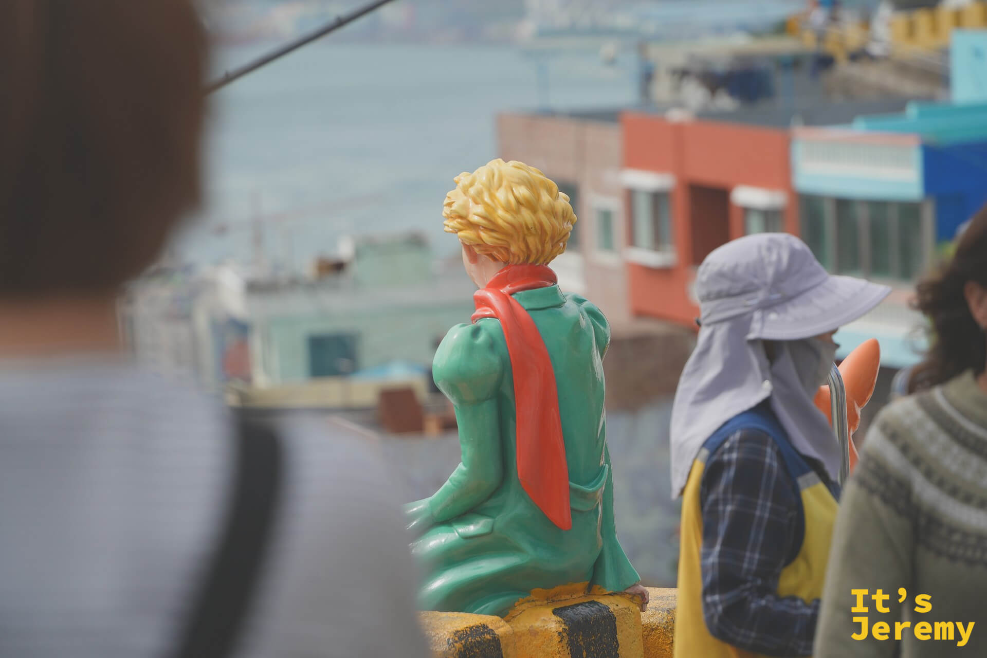 小王子雕像背影，遠景是釜山港與停泊的船隻