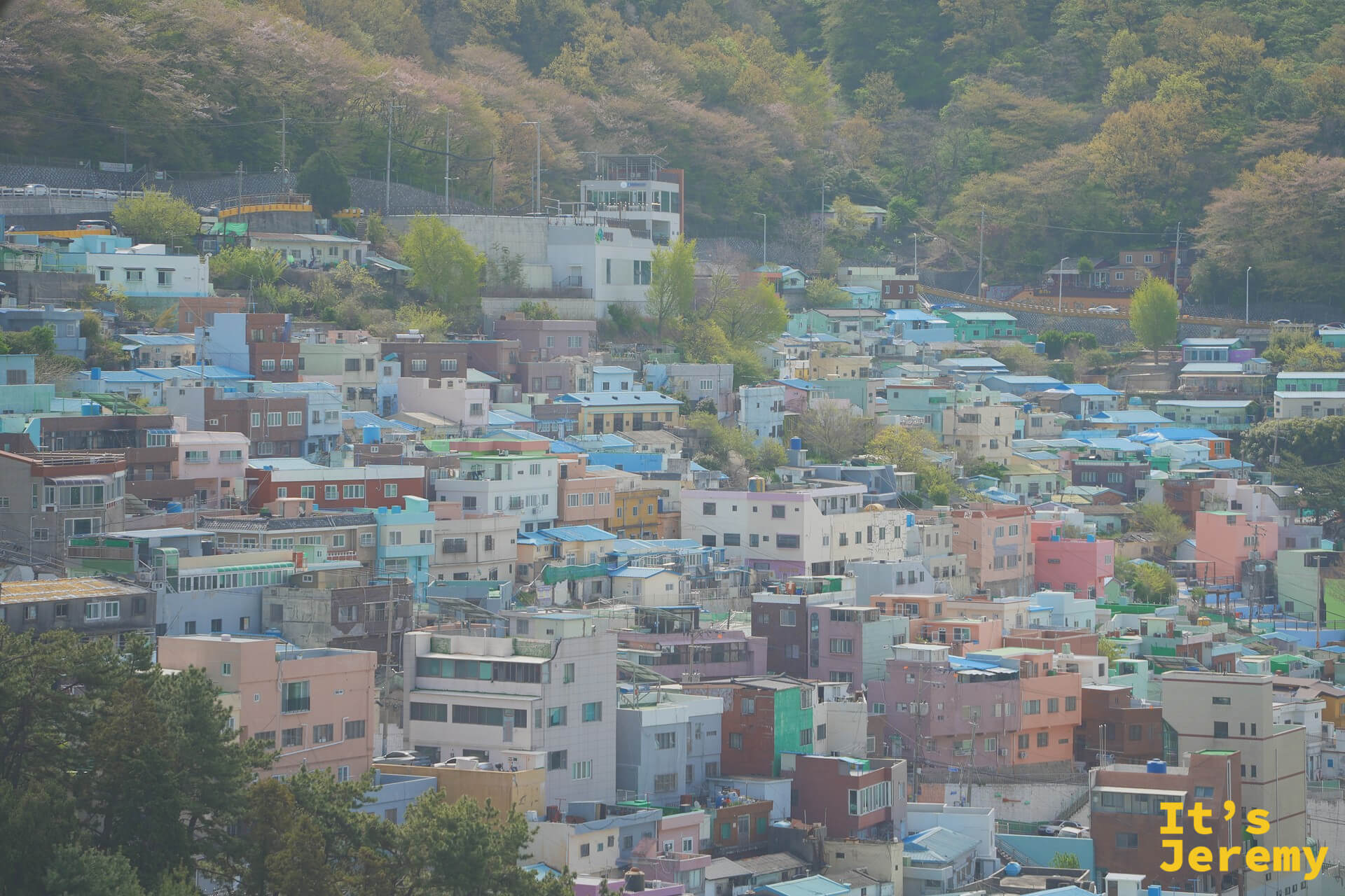 甘川洞全景，藍天白雲映著山丘上的彩色屋頂