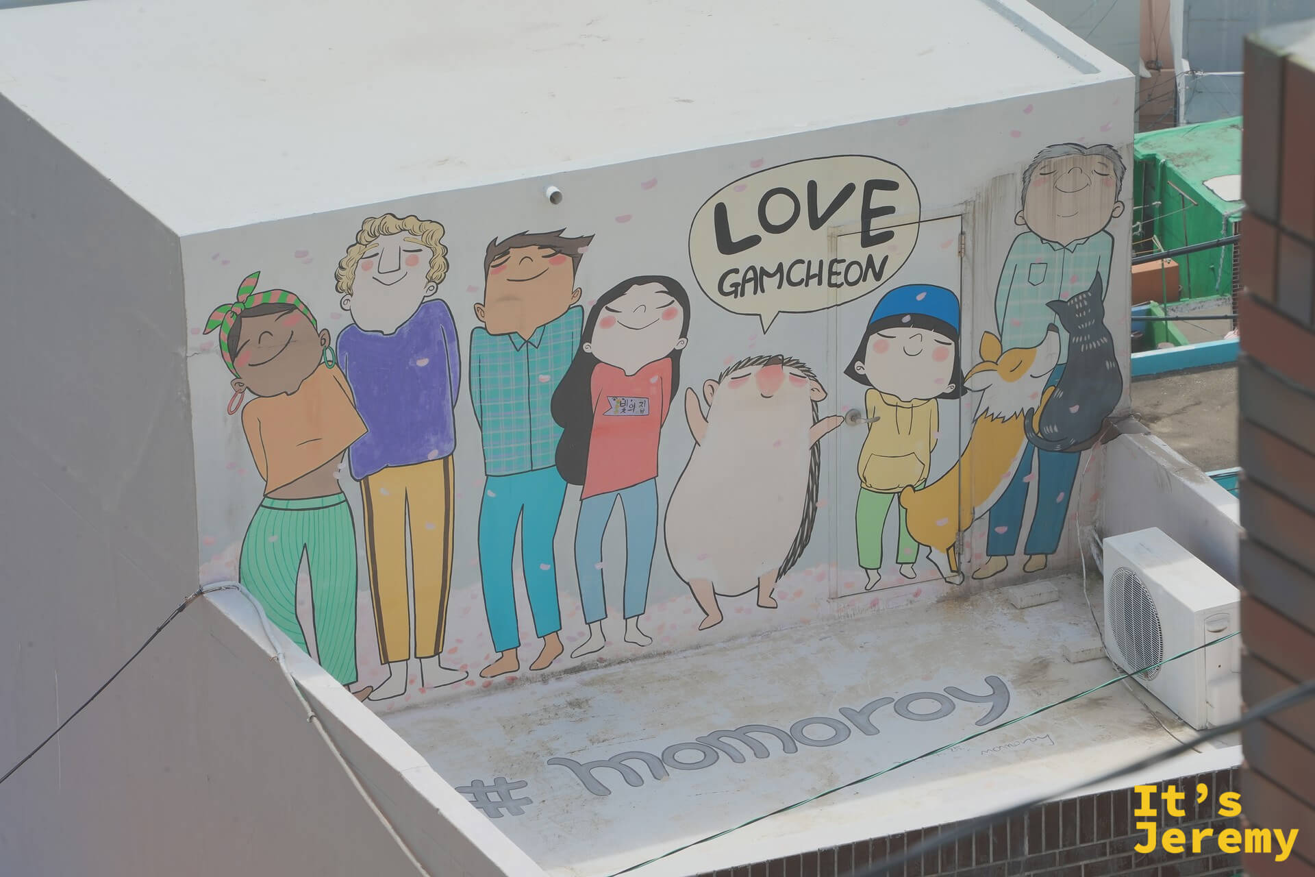 "Love Gamcheon" 可愛插畫壁畫，多國人物與動物圍在一起