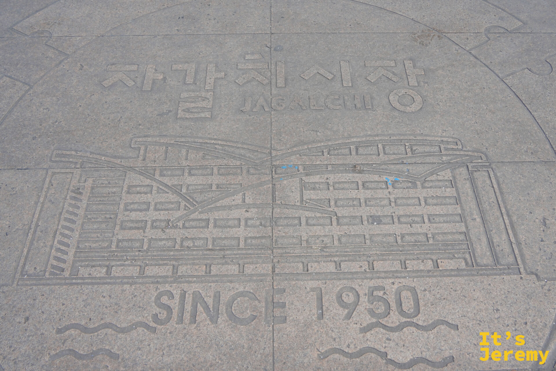 地面的 JAGALCHI SINCE 1950 石刻標誌