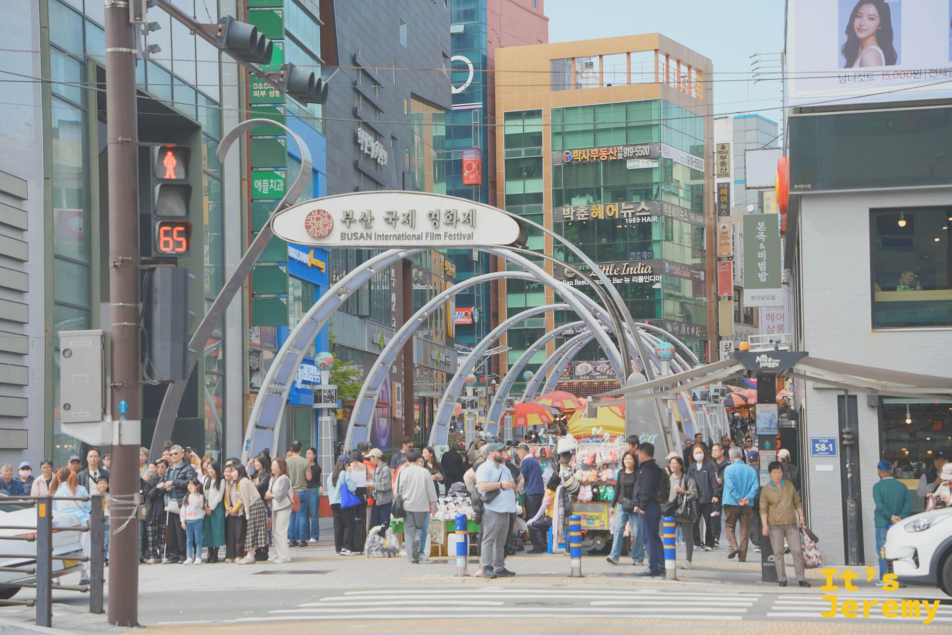 BIFF 廣場入口的大型拱門,正面寫著 BUSAN International Film Festival,是整個廣場最醒目的地標