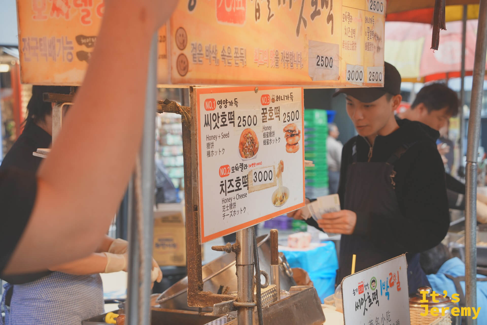 아저씨씨앗호떡菜單板，三種口味與價格清楚標示