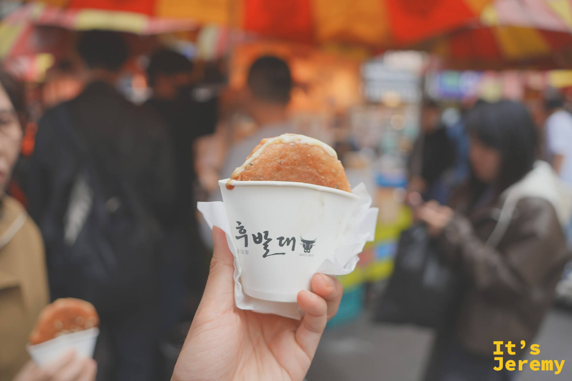 手持起司版糖餅，剪開後起司大量拉絲