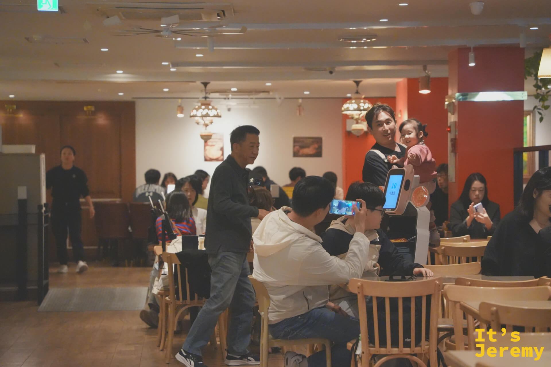 二樓用餐區，入座率高，家庭客和年輕族群都有，氣氛熱鬧但不吵雜