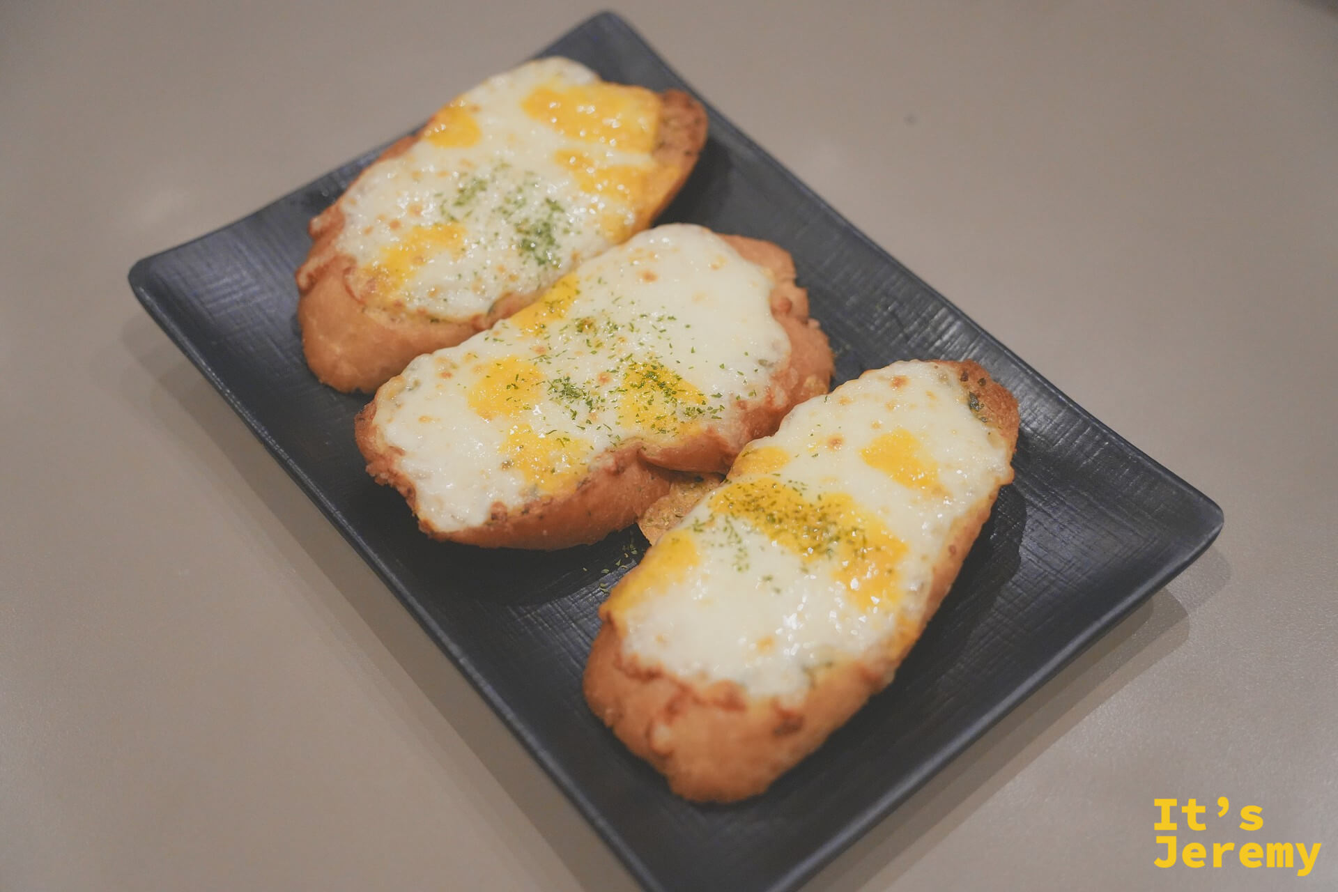 갈릭버터 브레드 三片裝，起司融化焦黃、邊緣酥脆，一上桌香氣就先衝出來