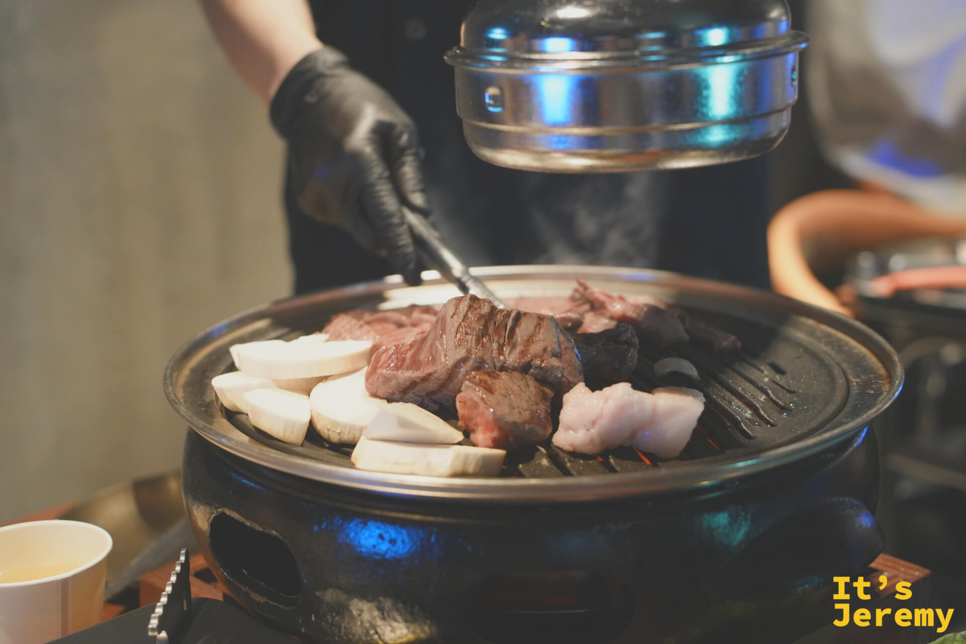 火爐上熱氣蒸騰，板腱肉與白蘿蔔同烤，油脂滴下時聲音迷人