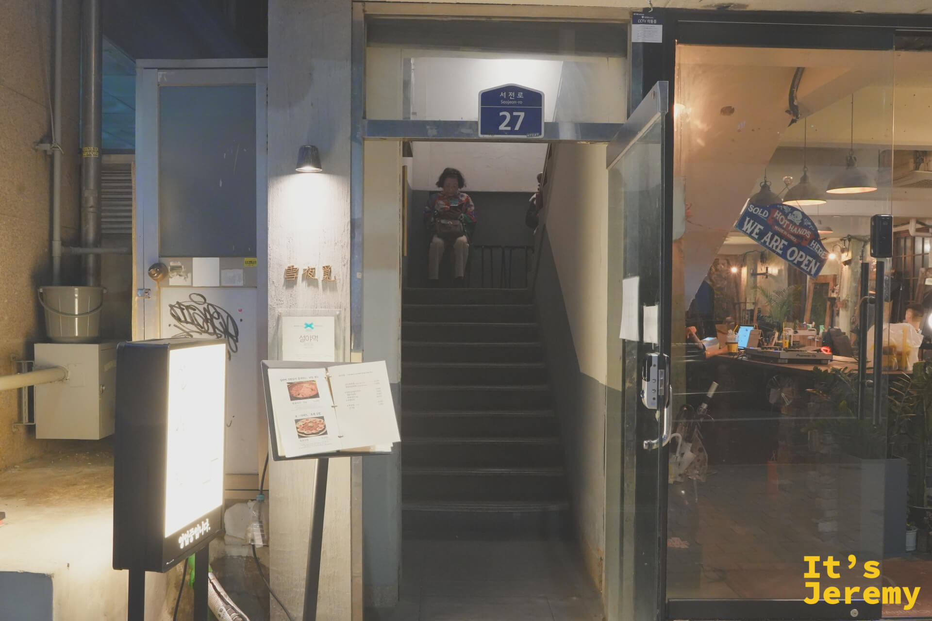 釜山서전로 27號，設아먹就在這棟建築的二樓，從街邊即可看到店招