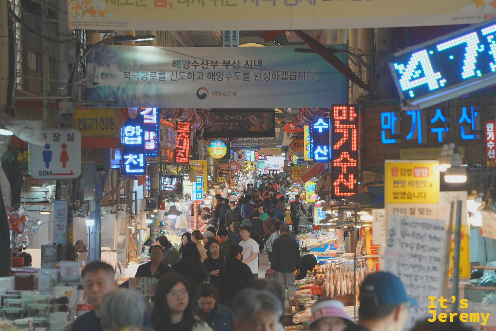 釜山부전시장走道，霓虹招牌與人來人往的早晨市場氛圍