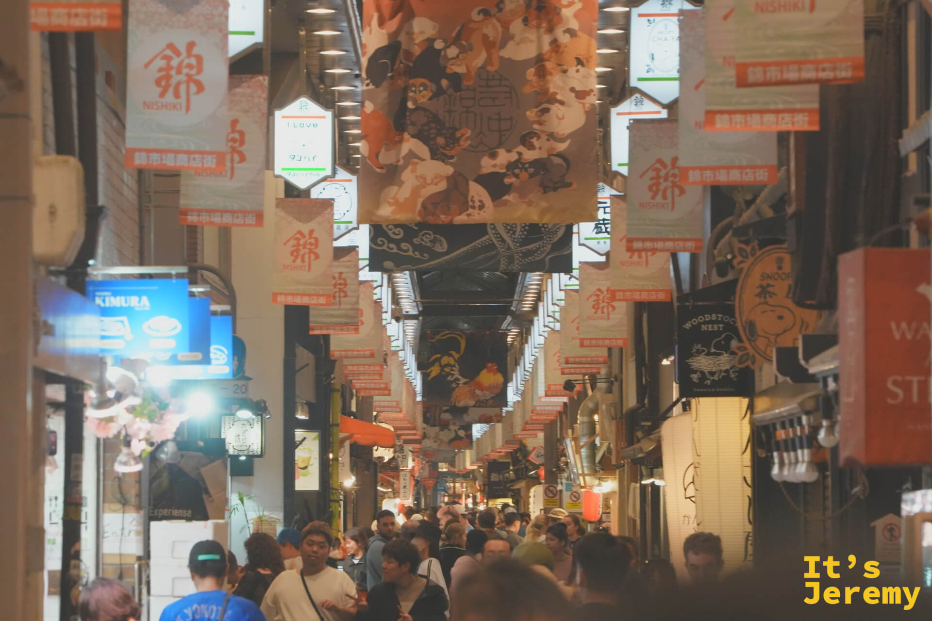 錦市場入口,布旗與招牌的景象