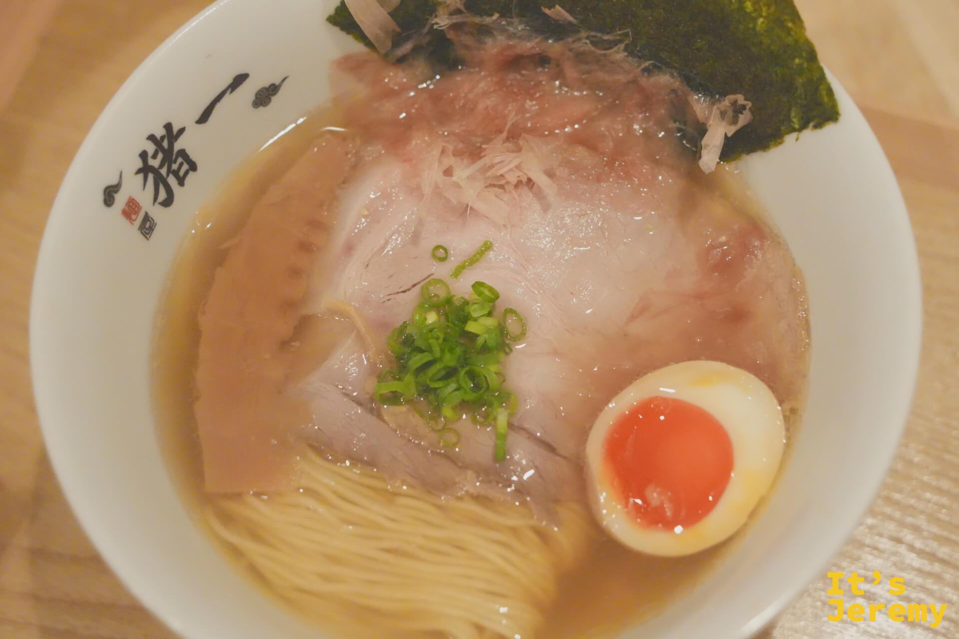 京の都もち豚ちゃーしゅー追い鰹そば白醤油，粉嫩叉燒浮在清澈湯面