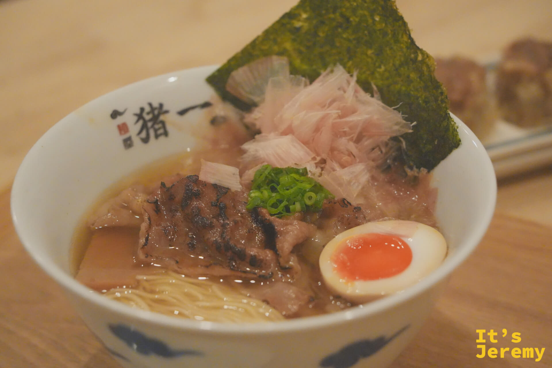 黒毛和牛A4炙り和牛の追い鰹そば白醤油，清澈湯底映出炙燒和牛與半顆紅心溏心蛋