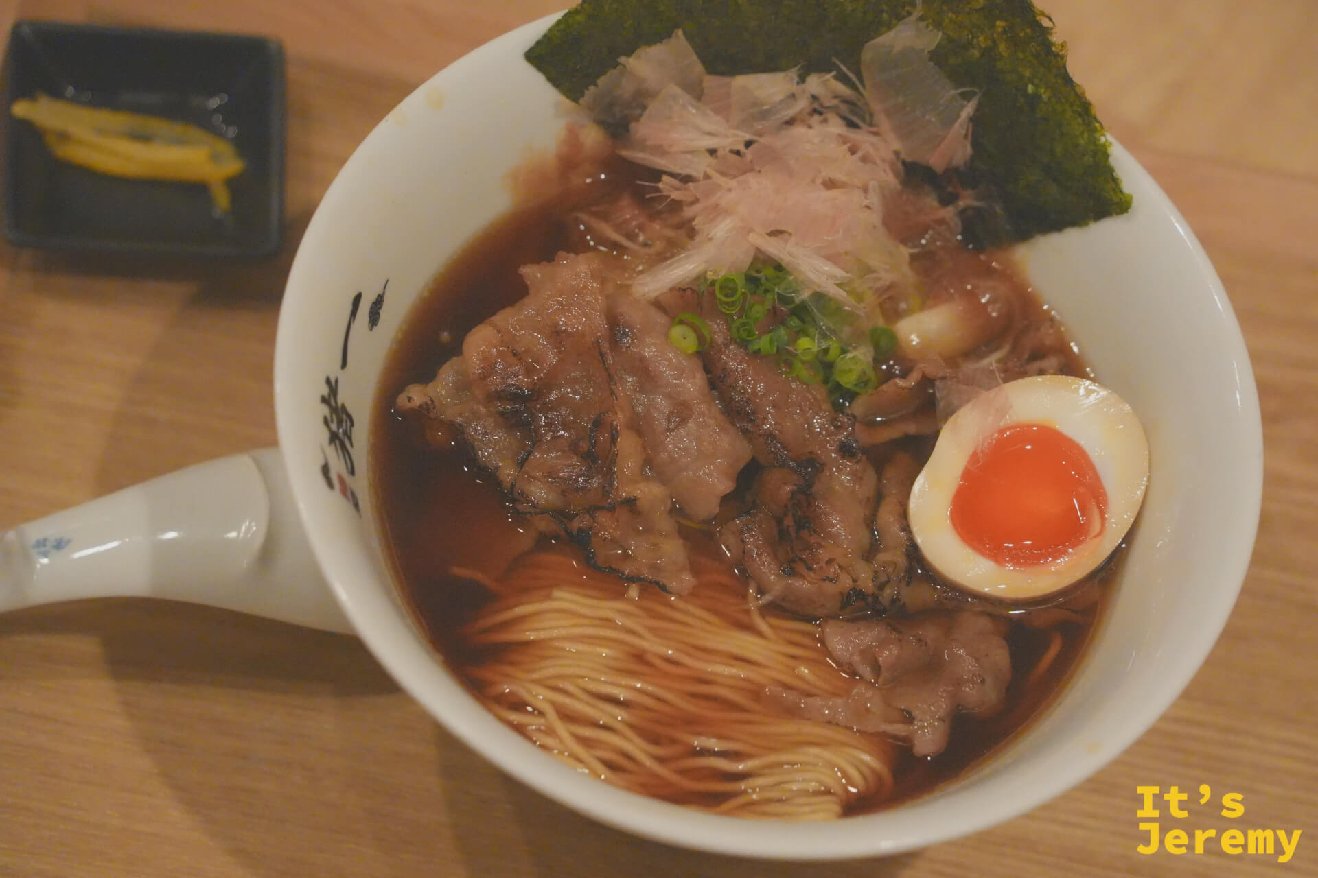 黒毛和牛A4炙り和牛の追い鰹そば黒醤油，琥珀色湯底配炙燒和牛
